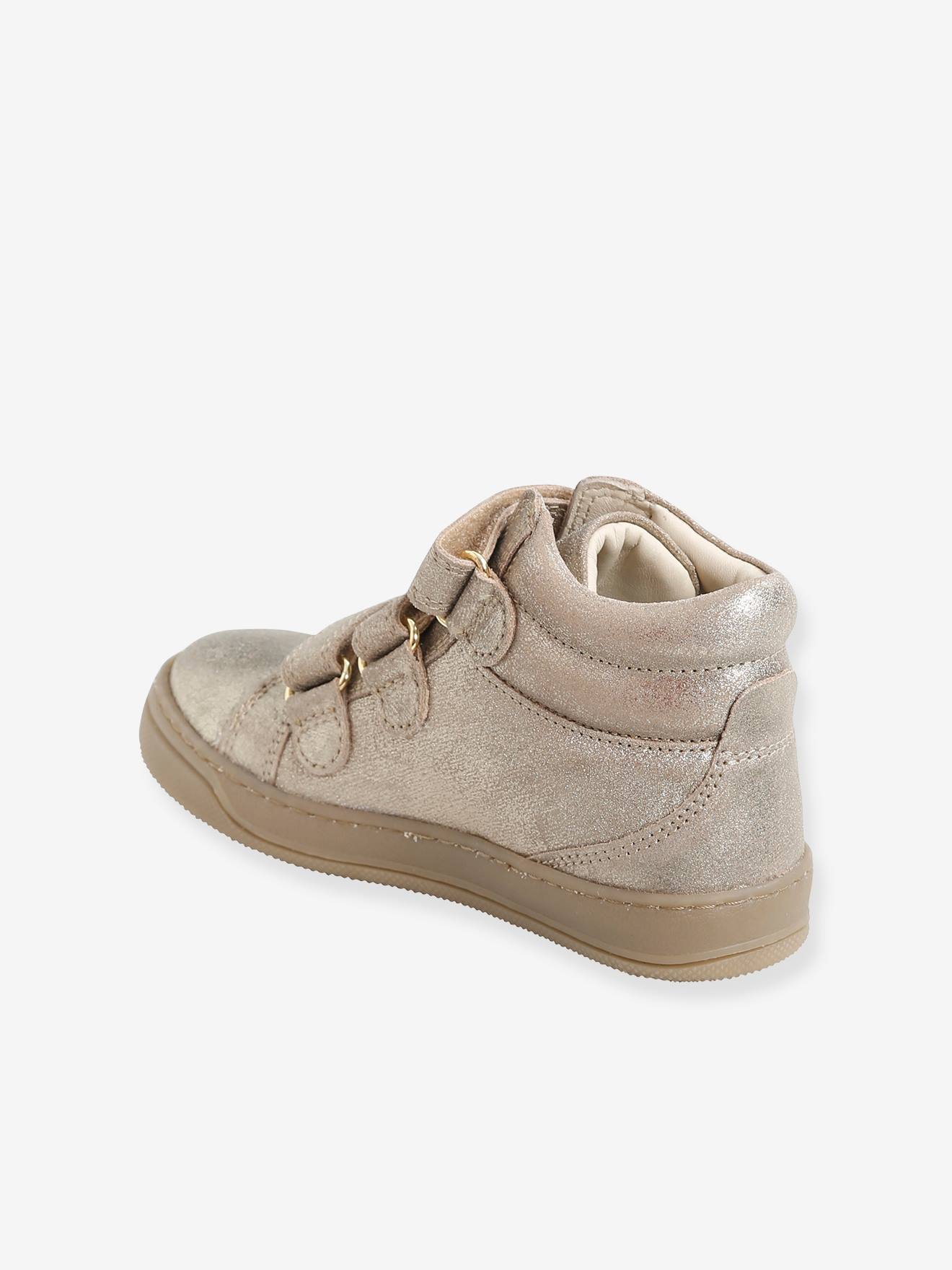 Tênis de cano alto feminino em couro iridescente, modelo especial com design exclusivo em amarelo metálico claro.