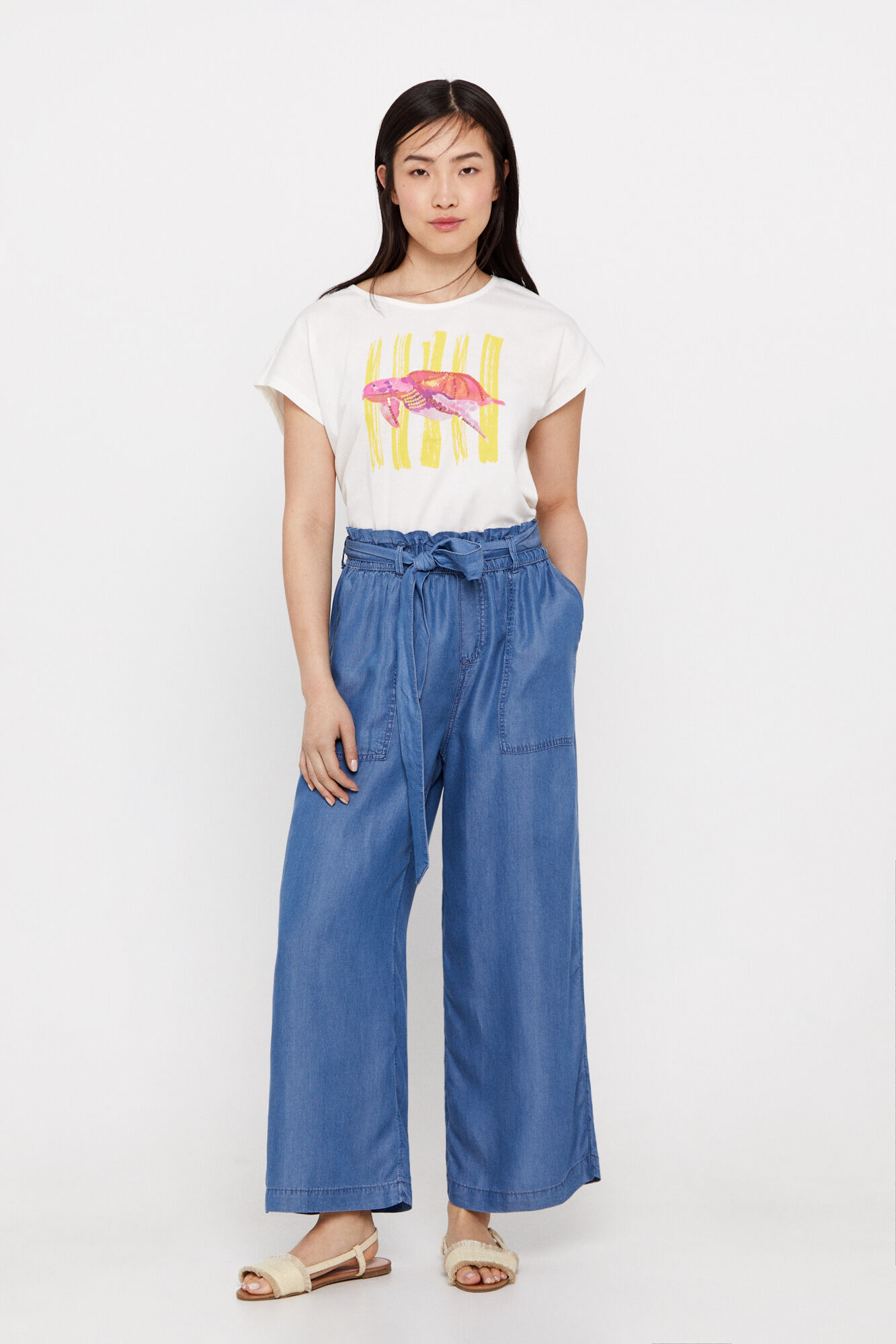 Camiseta azul marinho com estampa branca