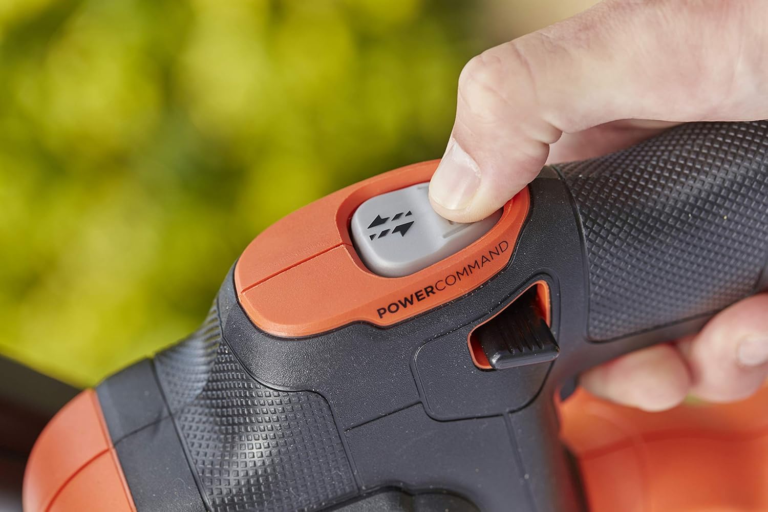BLACK+DECKER 36V Akku-Heckenschere mit POWERCOMMAND (55cm Messerlänge, 22 mm Schnittstärke, mit Saw Blade Sägeblattspitze, ideal für größere Hecken, inkl. Akku & Ladegerät) BCHTS3625L1-QW