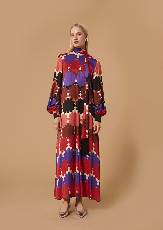 Robe Rosalbaécru imprimée à fleurs en satin fluide
