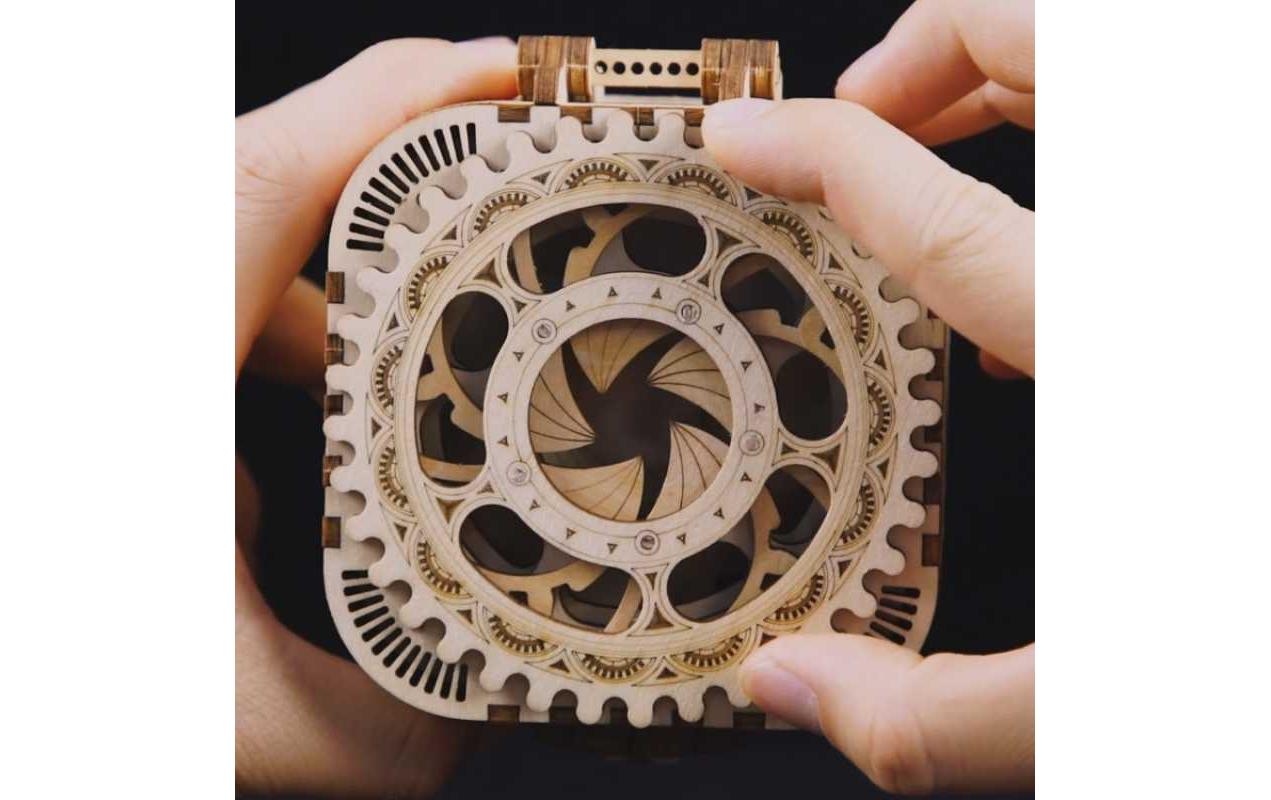 Bausatz Schatzkiste mit Federantrieb3D-Puzzle aus lasergeschnittenen Holzteilen