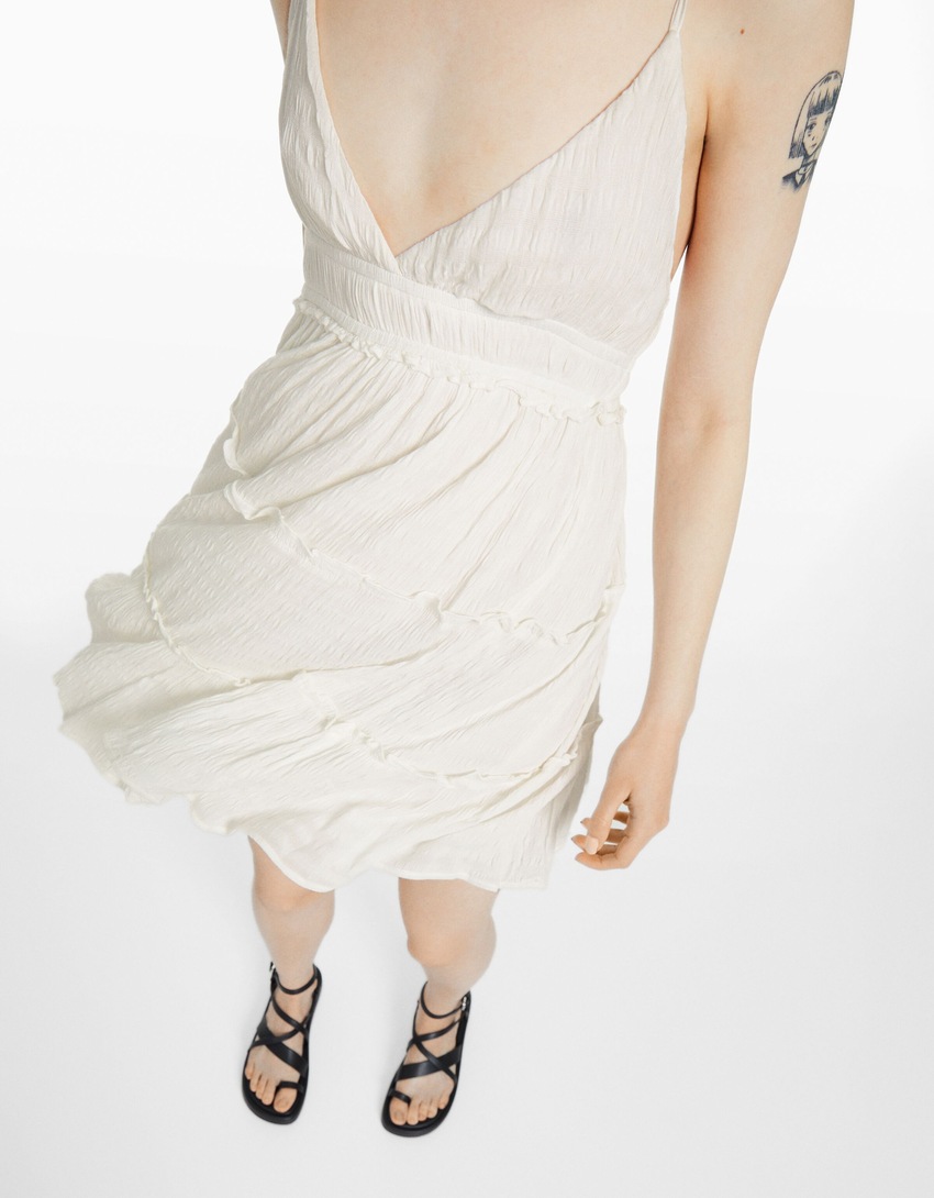 Mini vestido com alças franzidas