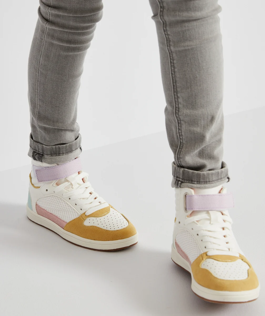 BASKETS MONTANTES FILLE BLANCHE À SCRATCH ET LACETS