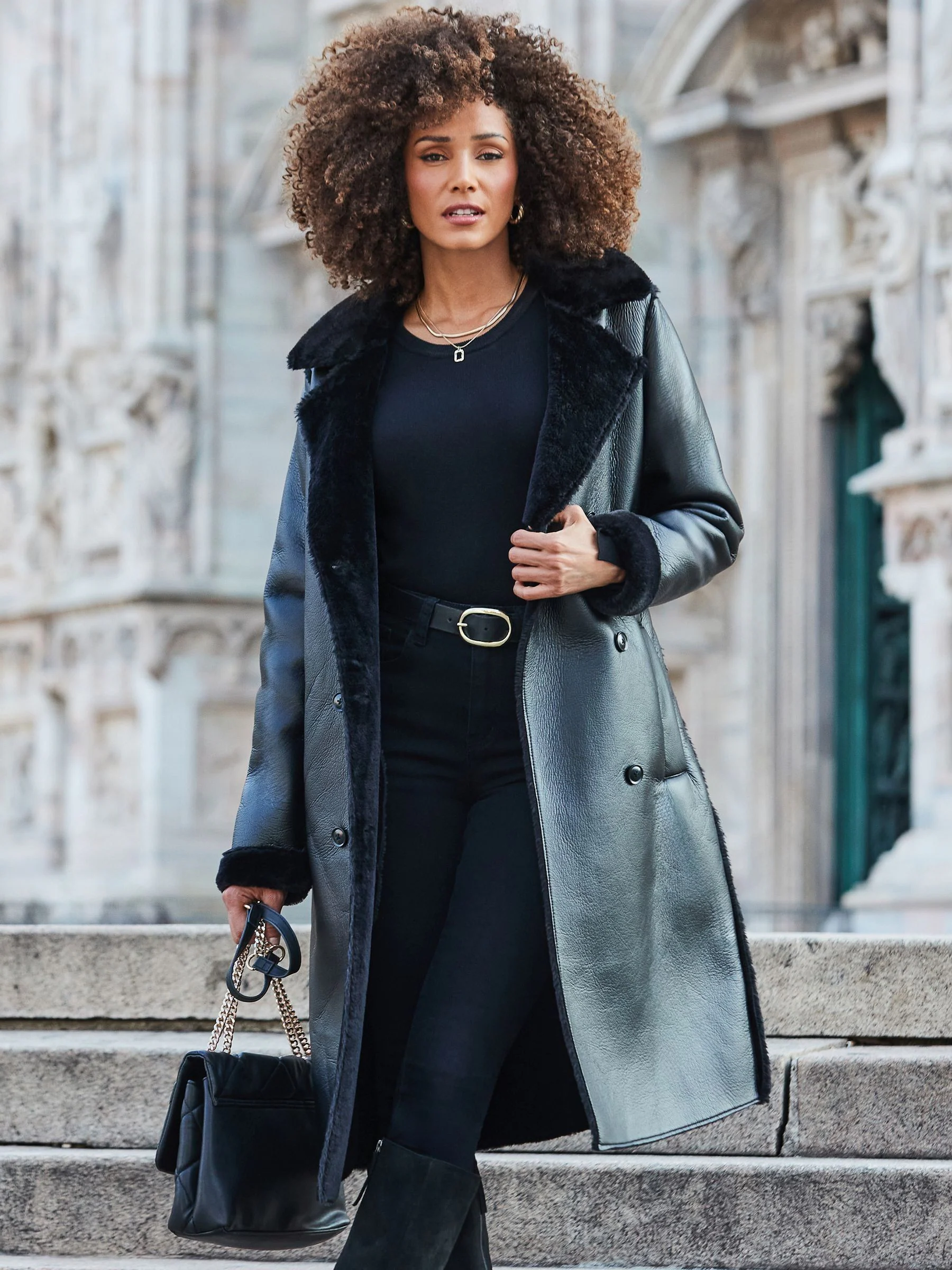 Sosandar trenchcoat van imitatie-schapenvacht met riem