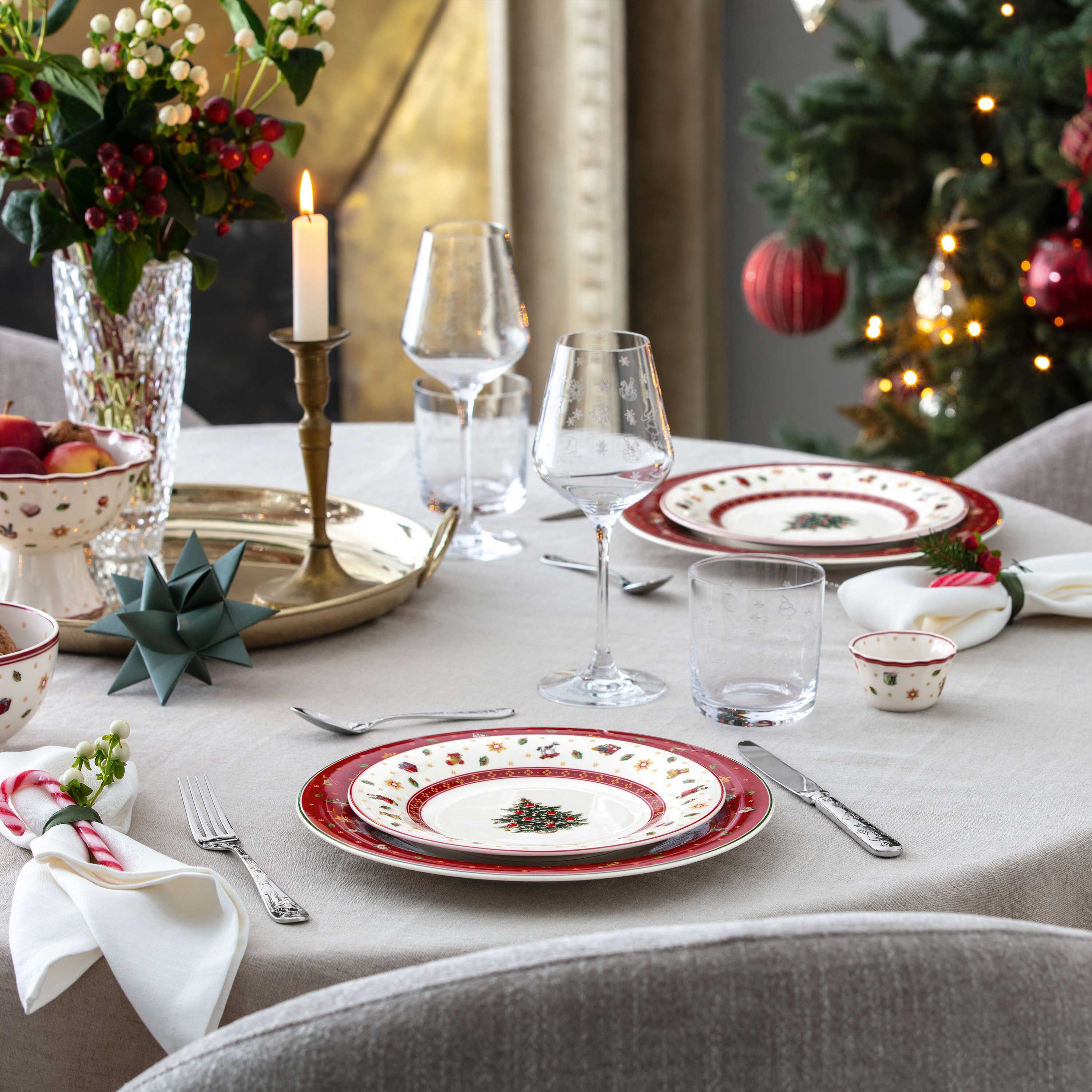 Toy's Delight Appetizer and dessert plate Red, 8.5'', Premium Porcelain