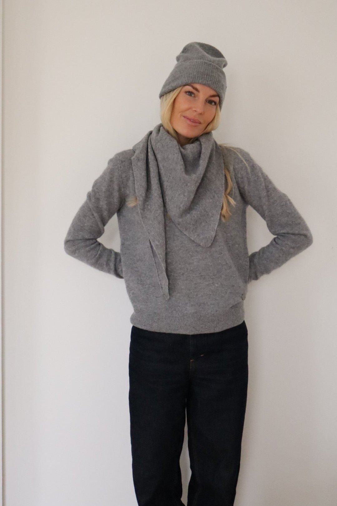 BETA studios  Triangle Cashmere halstørklæde - grå