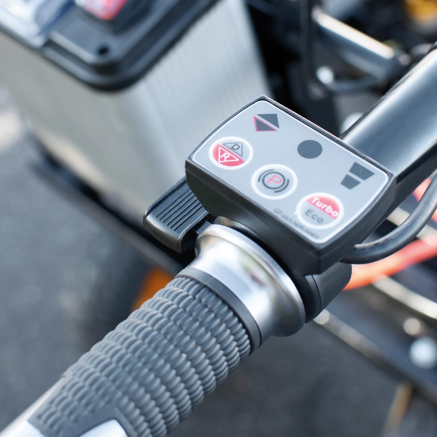 BAMATO Elektrische Schubkarre MTR-300W | Elektroantrieb | 300 kg Traglast | 400W Motorleistung | Max. 6,0 km/h vorwärts | Muldenvolumen 100 Liter | Stufenlose Geschwindigkeit | Schubwagen Schubkarren