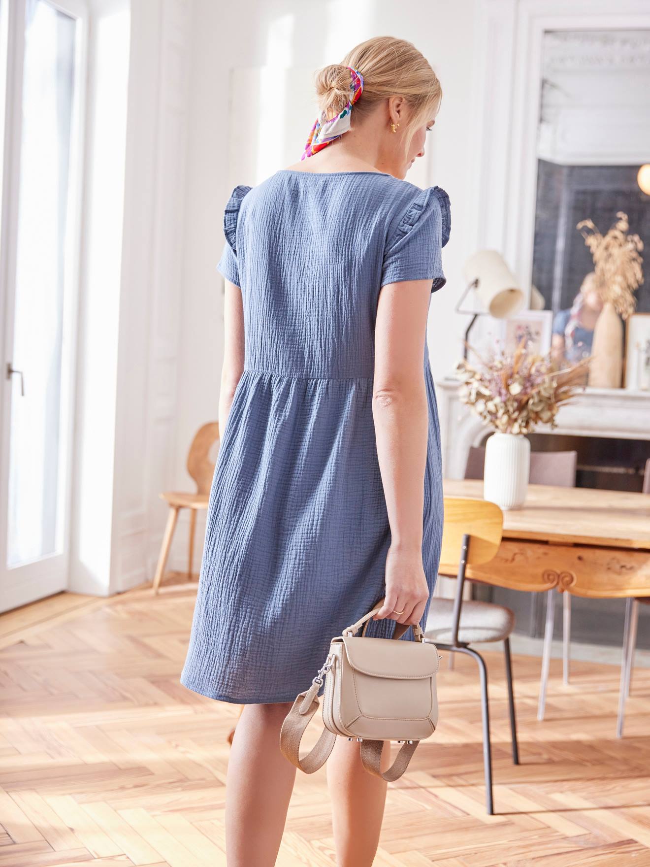 Vestido de maternidade e amamentação em chiffon de algodão e denim azul.