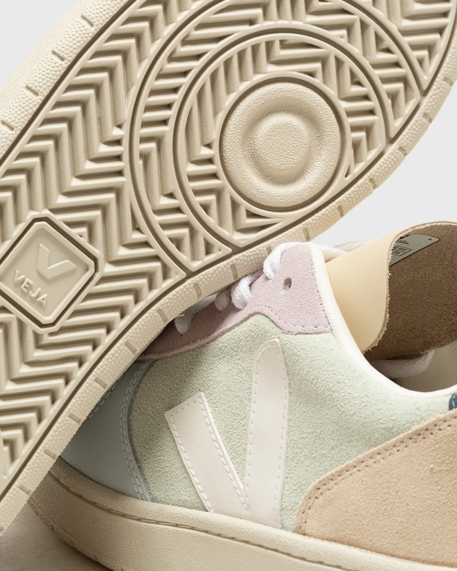Veja V-10 SUEDE
