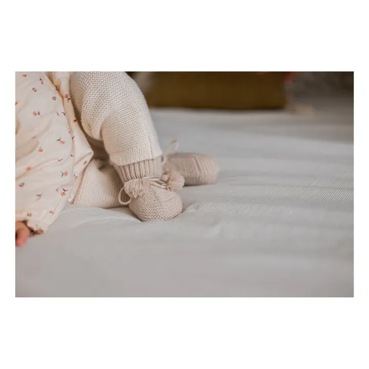 Gentil Coquelicot Chaussons en tricot et pochon brodé | Taupe