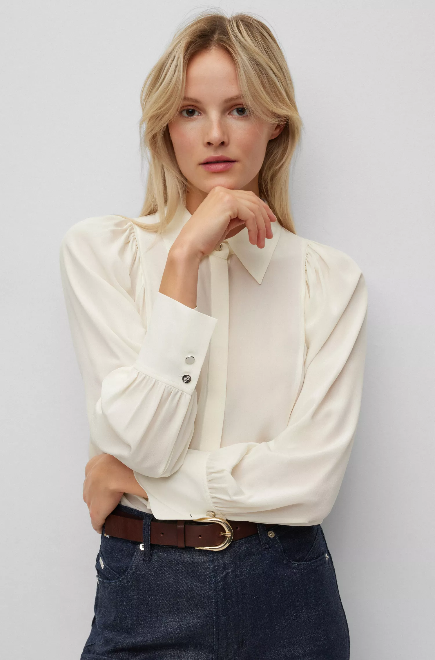 Blusa BOSS preta de corte regular em seda lavada com bolso oculto.
