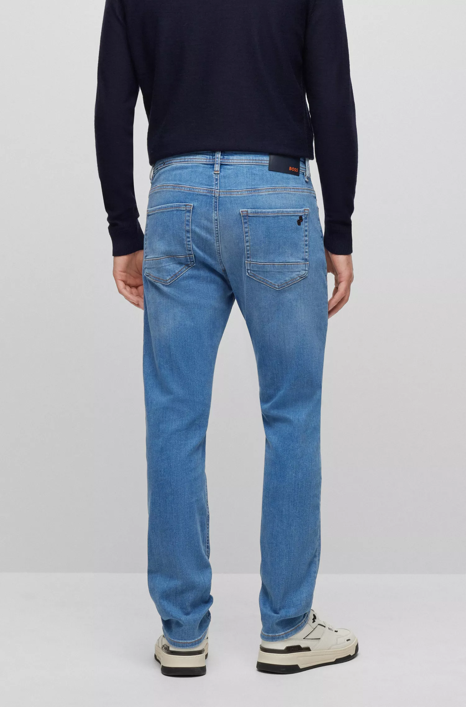 Calça jeans BOSS laranja, corte afunilado, em denim superelástico azul médio.