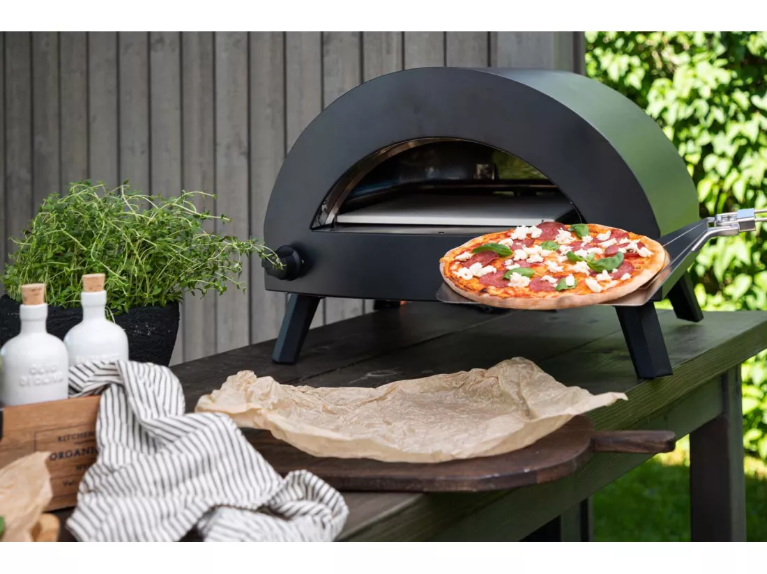 Bukom four à pizza til gas noir.