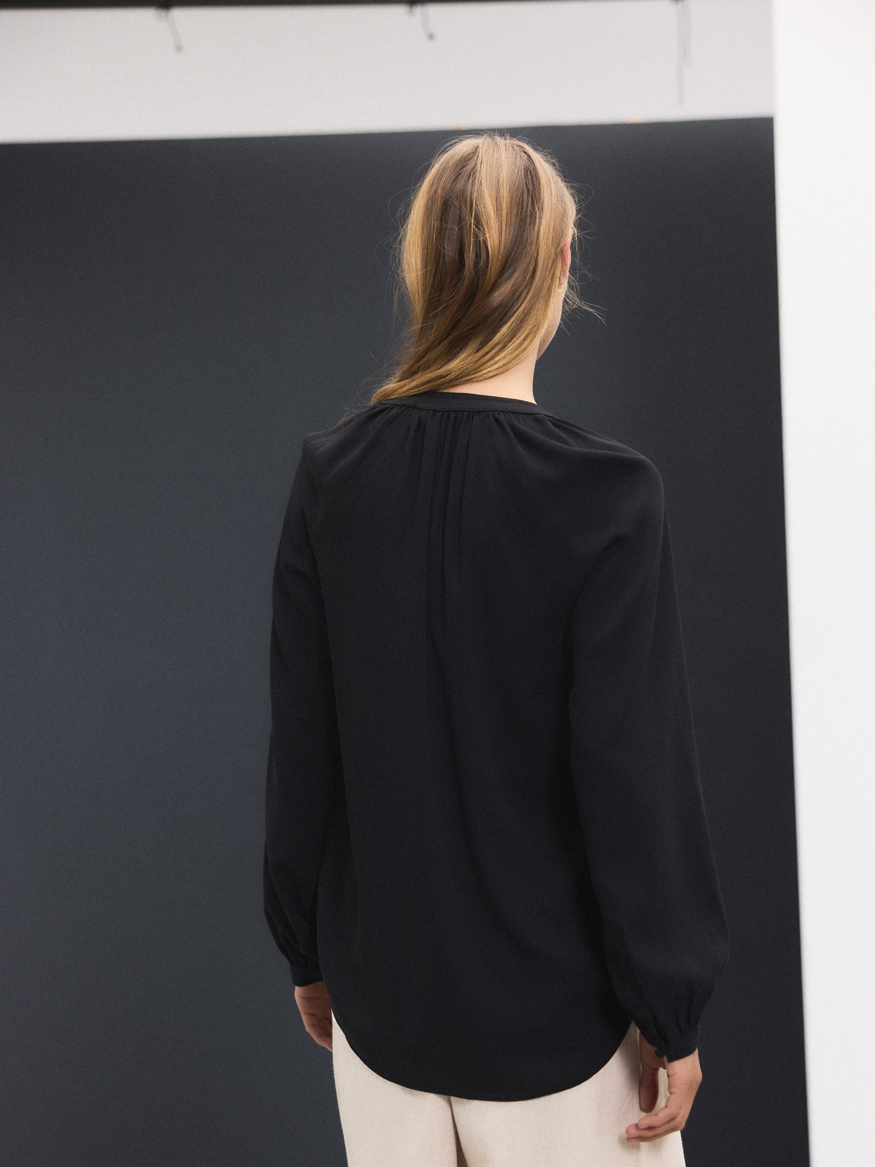 Zwart - Blouse met V-hals en lange mouwen