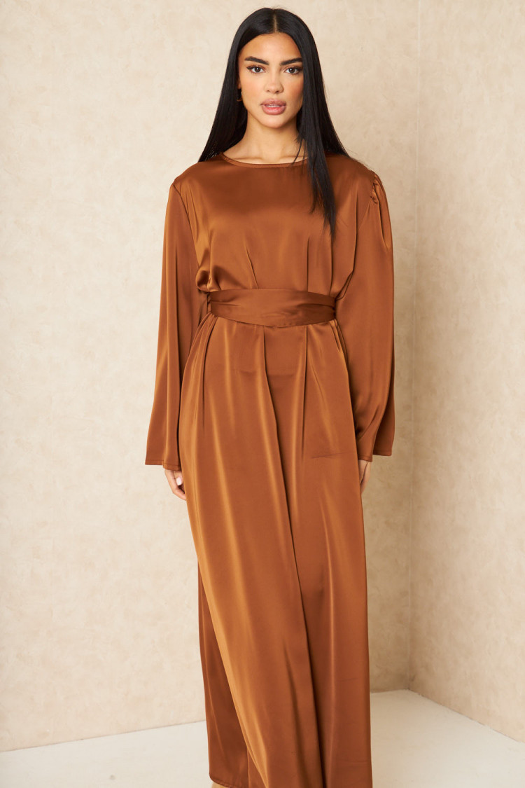 Robe ample ceinturée et satinée marron