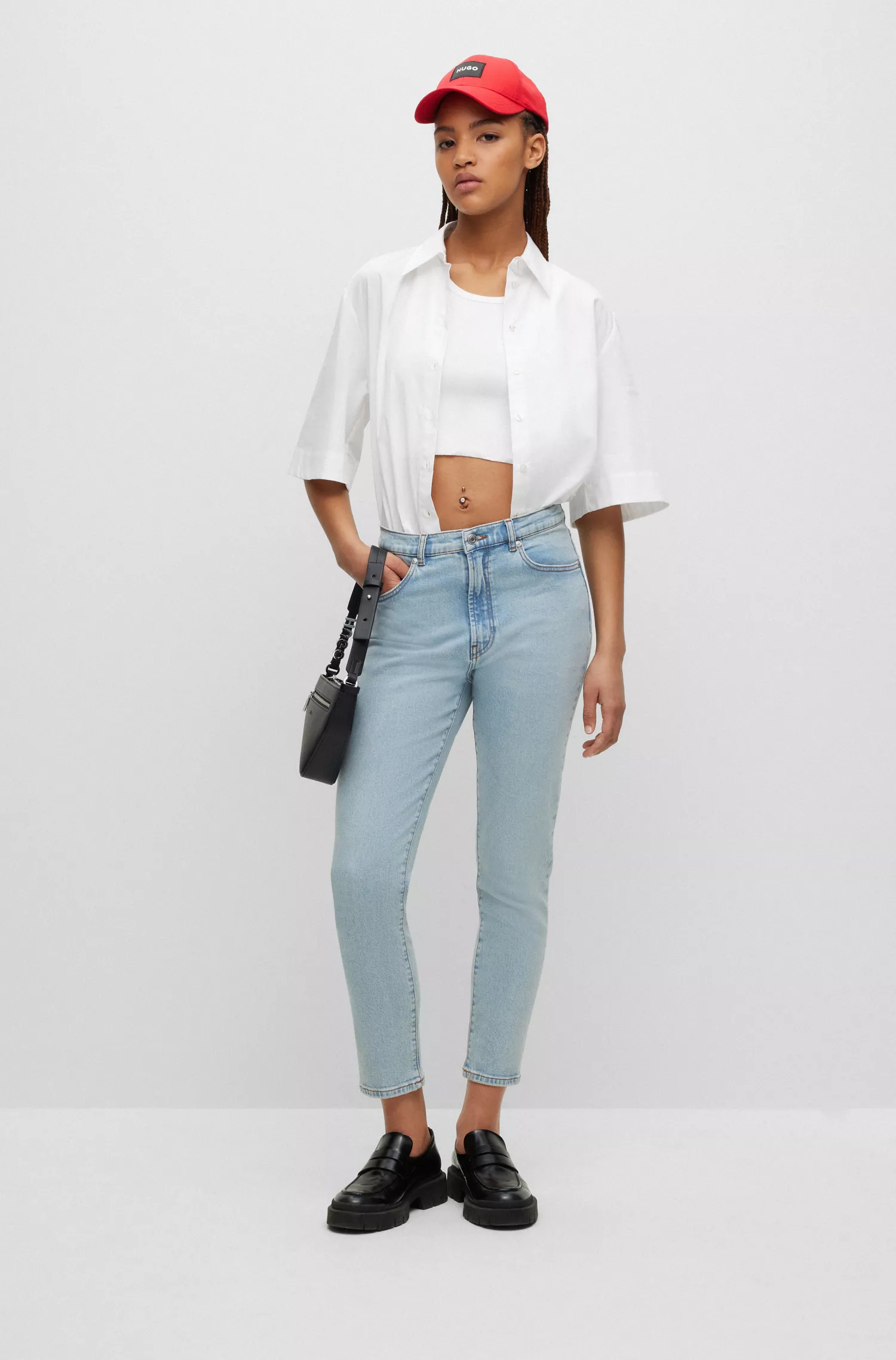 Calça jeans HUGO vermelha, corte slim, em denim stretch com lavagem vintage.