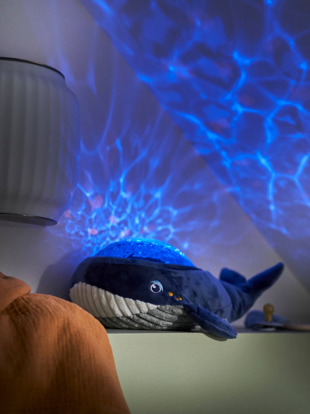 Projetor dinâmico Aquadream PABOBO Whale, azul escuro liso com padrões.