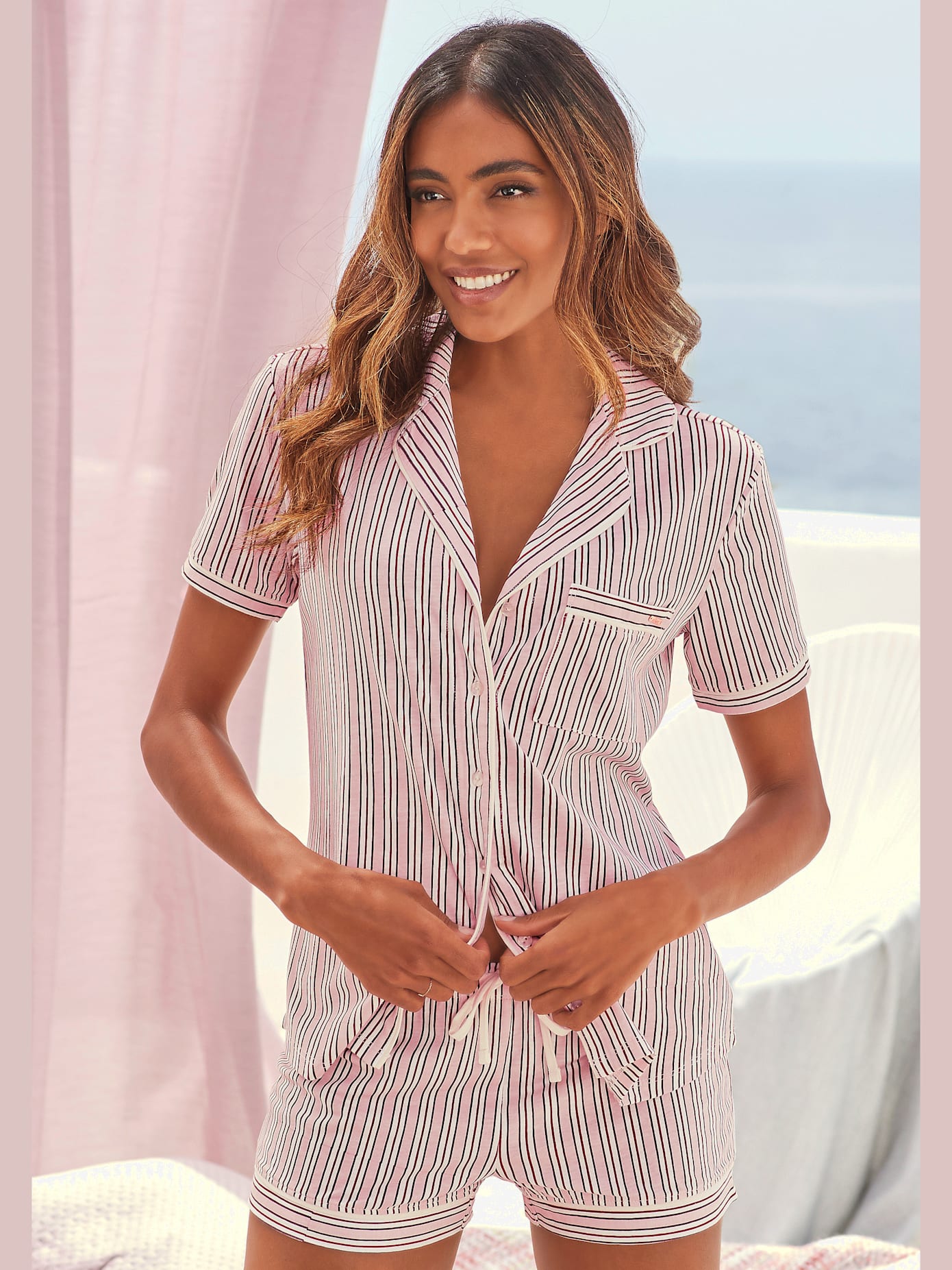 Élégant pyjama court avec motif sur toute la surface