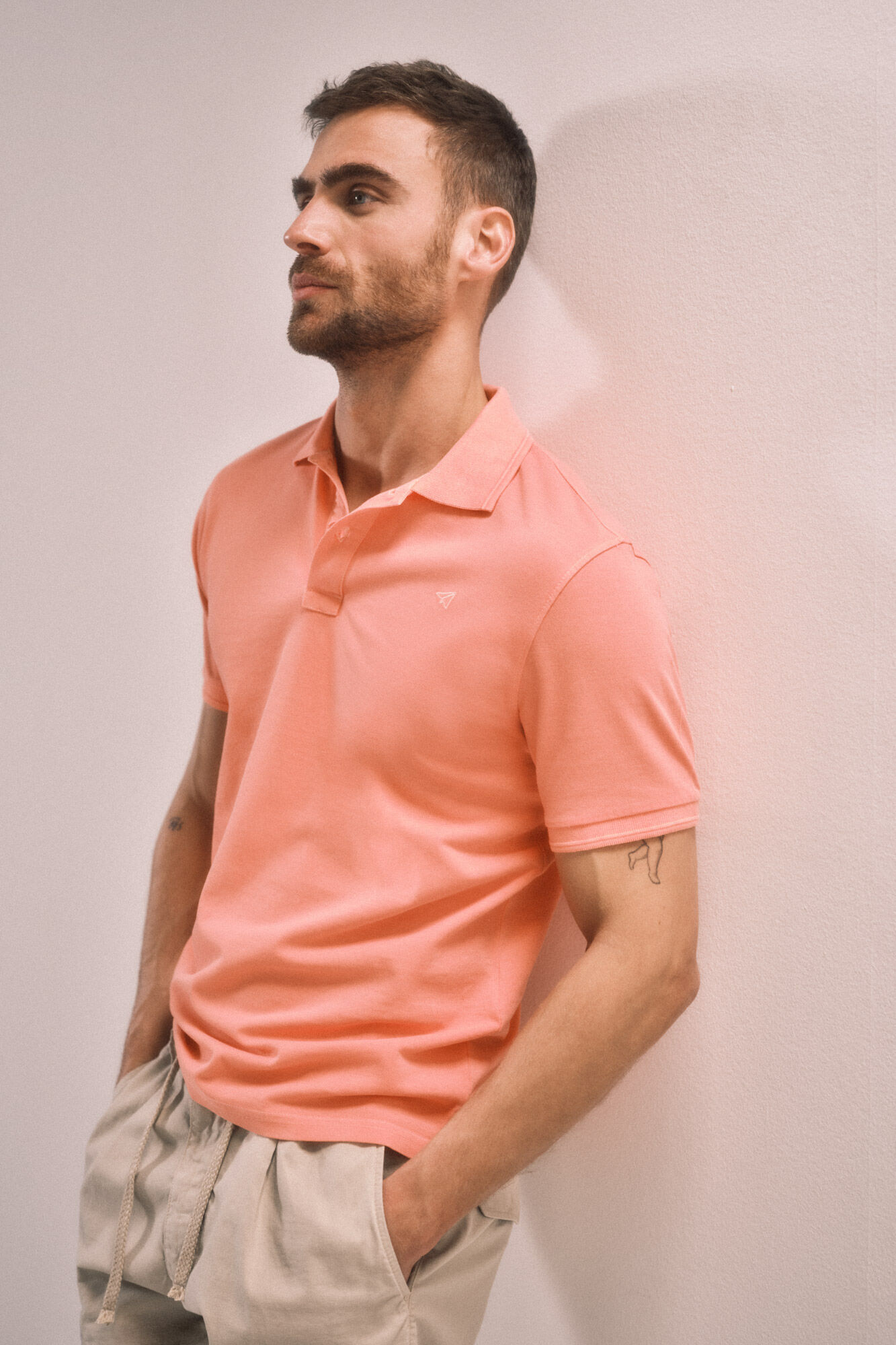Camisa polo em piqué lavado com bordado de avião - Coral