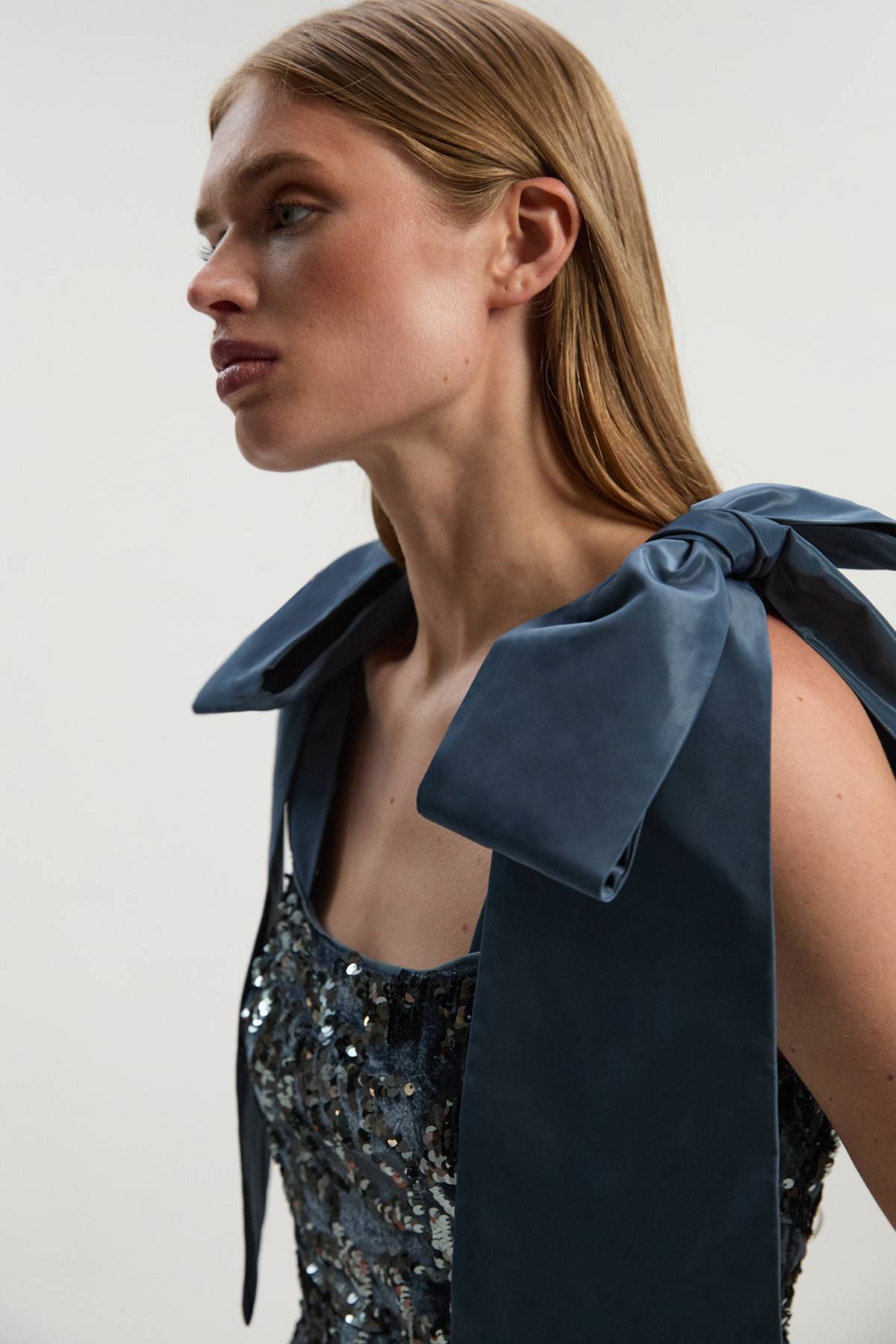 KarenMillen Robe Mini Tissée en Velours à Paillettes avec Détail de Nœud en Taffetas