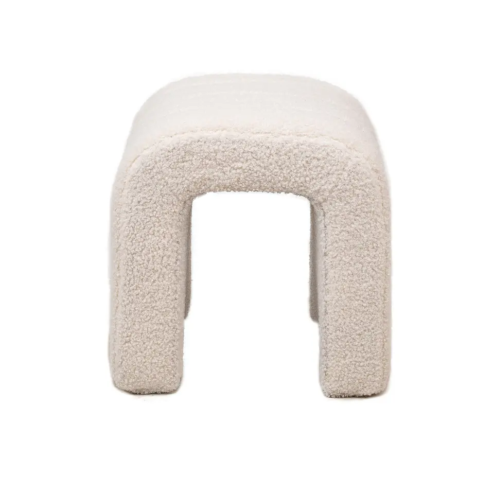 Pouf met witte krullen in Scandinavische stijl