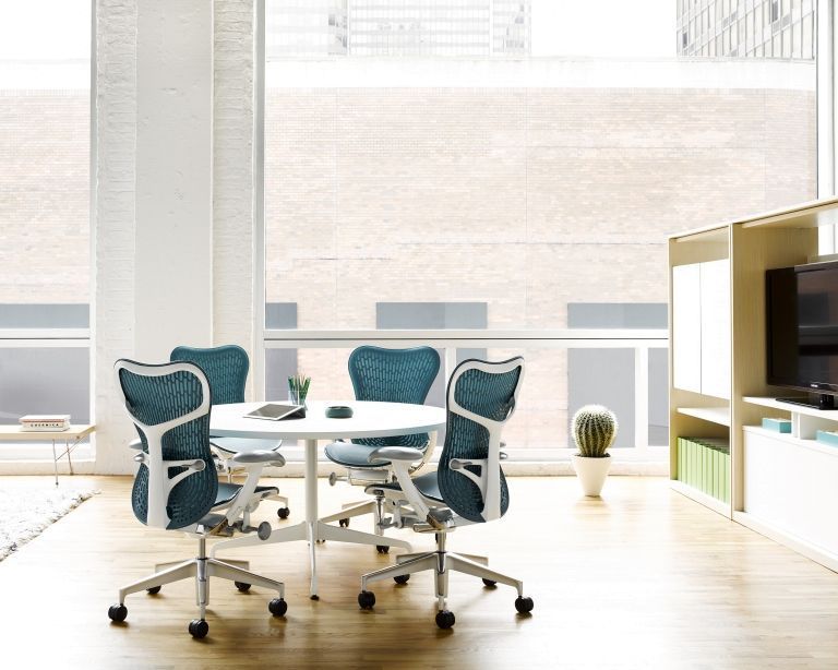 Herman Miller Mirra 2 bureaustoel zwart, grafiet onderstel, harde wielen