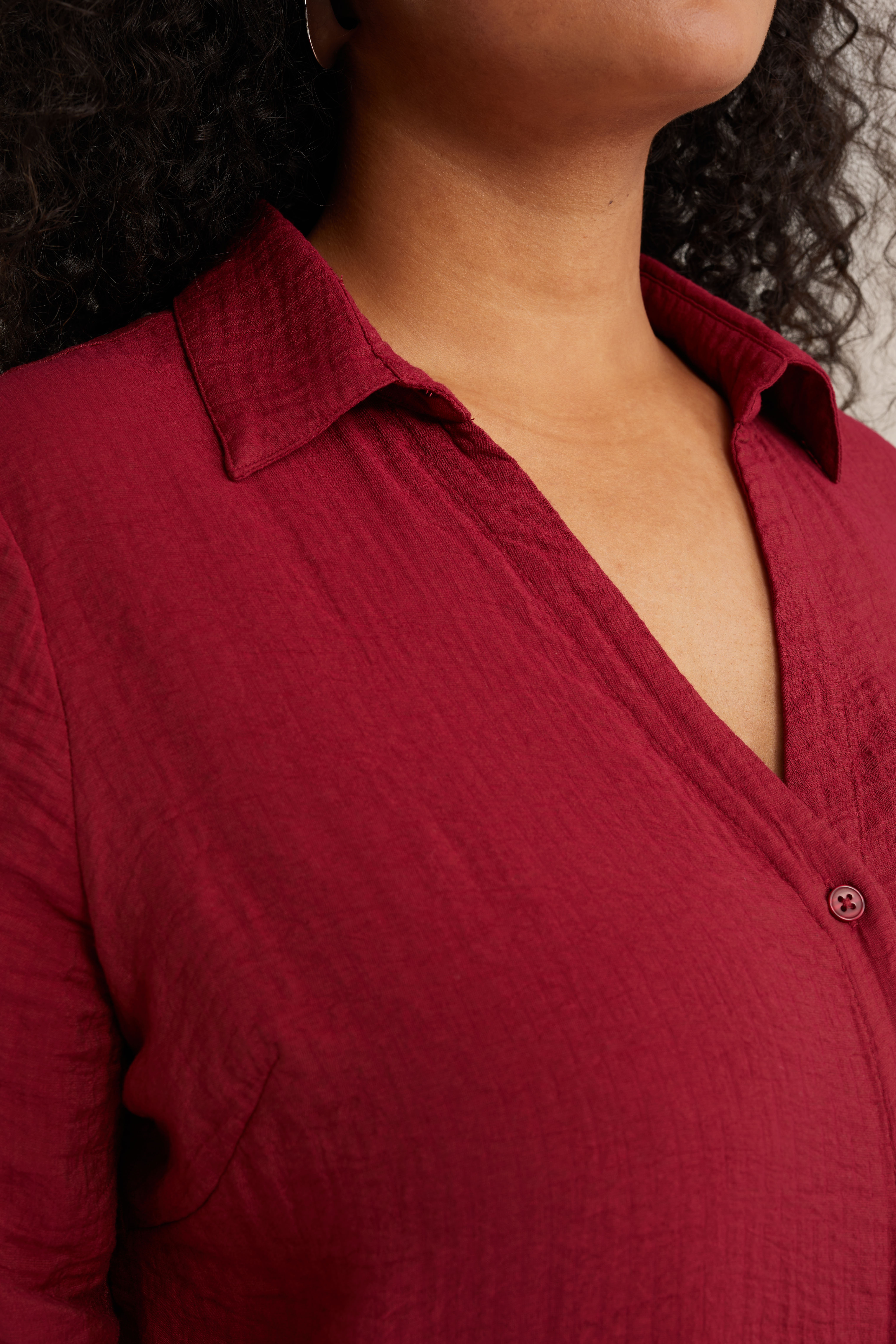 blouse met knoopdetail - Curve WE Fashion Bordeauxrood