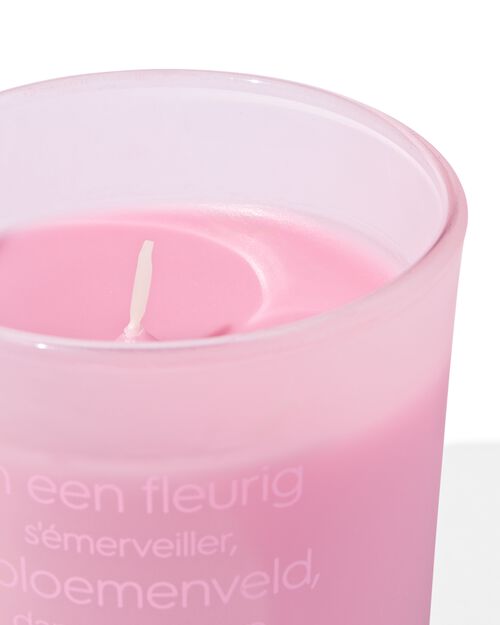 bougie parfumée parmi les fleurs