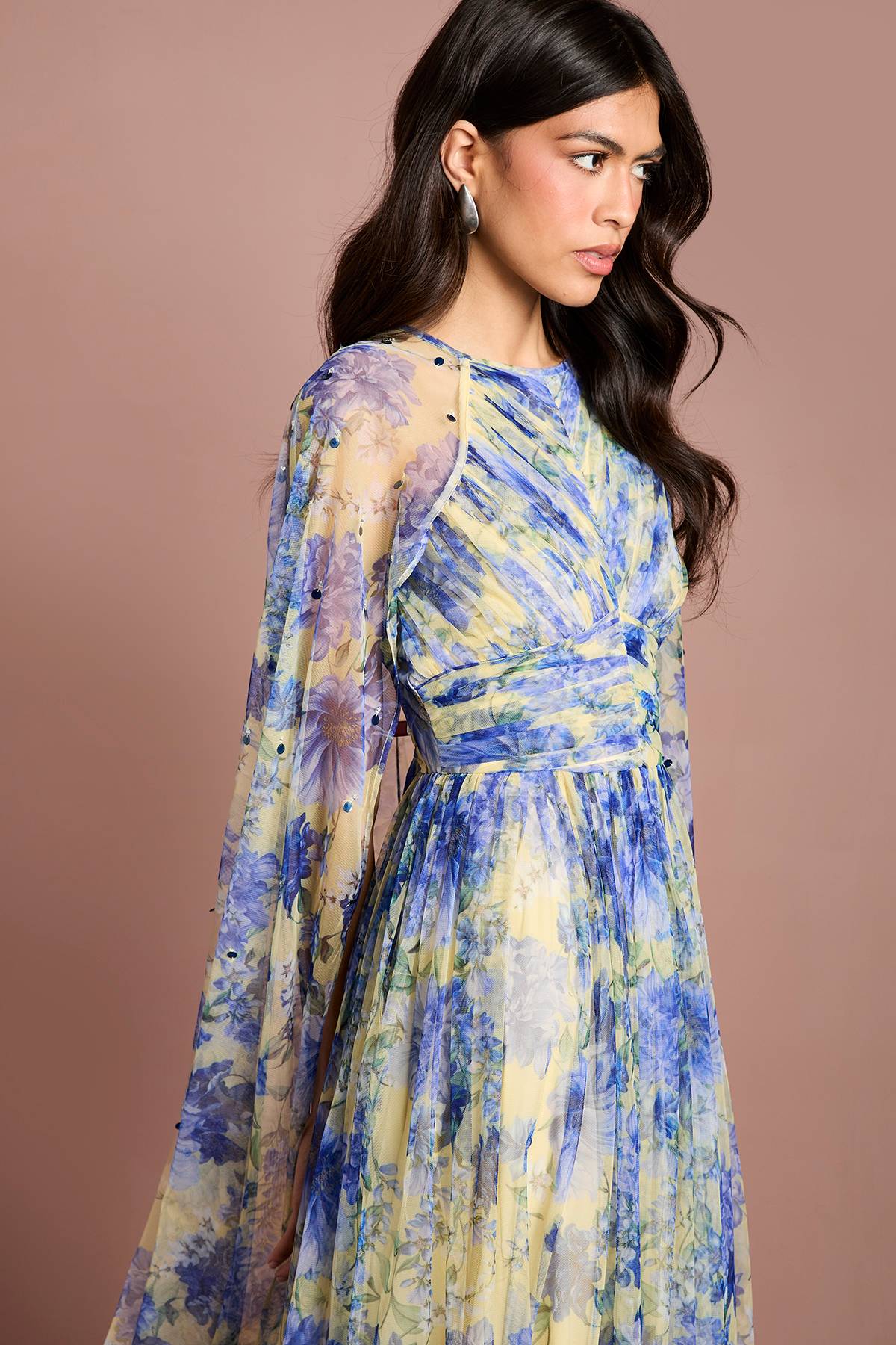 Coast Robe Longue Cape En Mesh Plissé Imprimé Avec Pierres Précieuses