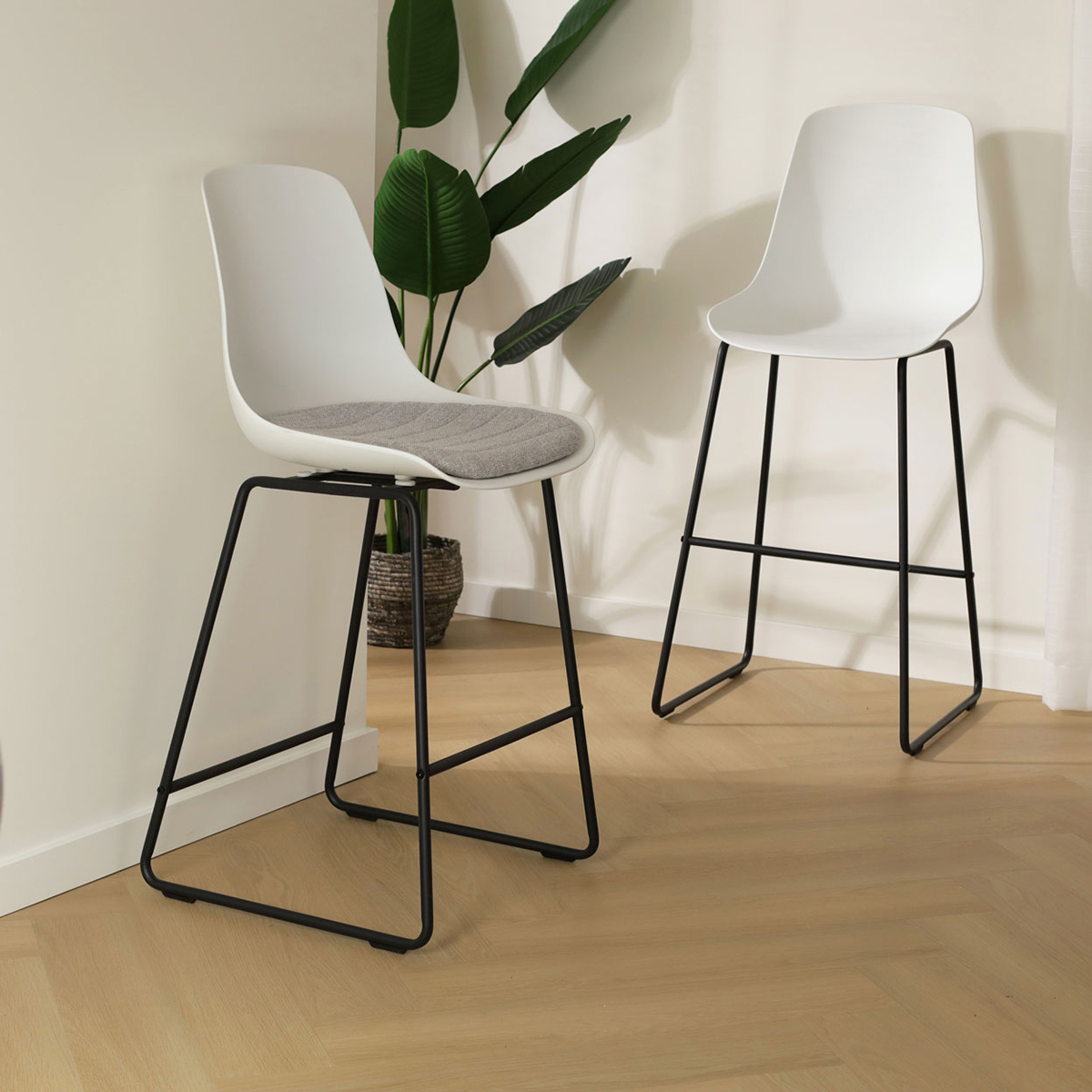 Nino-Liv barkruk wit met beige zitkussen - zwart onderstel - 65 cm