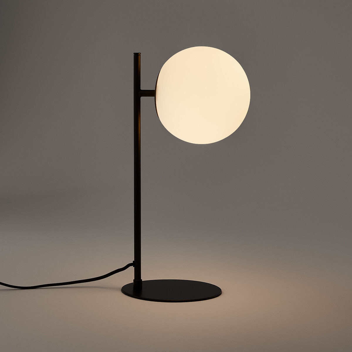 LA REDOUTE INTERIEURS<br>Candeeiro de mesa em metal e vidro opalino, Atea