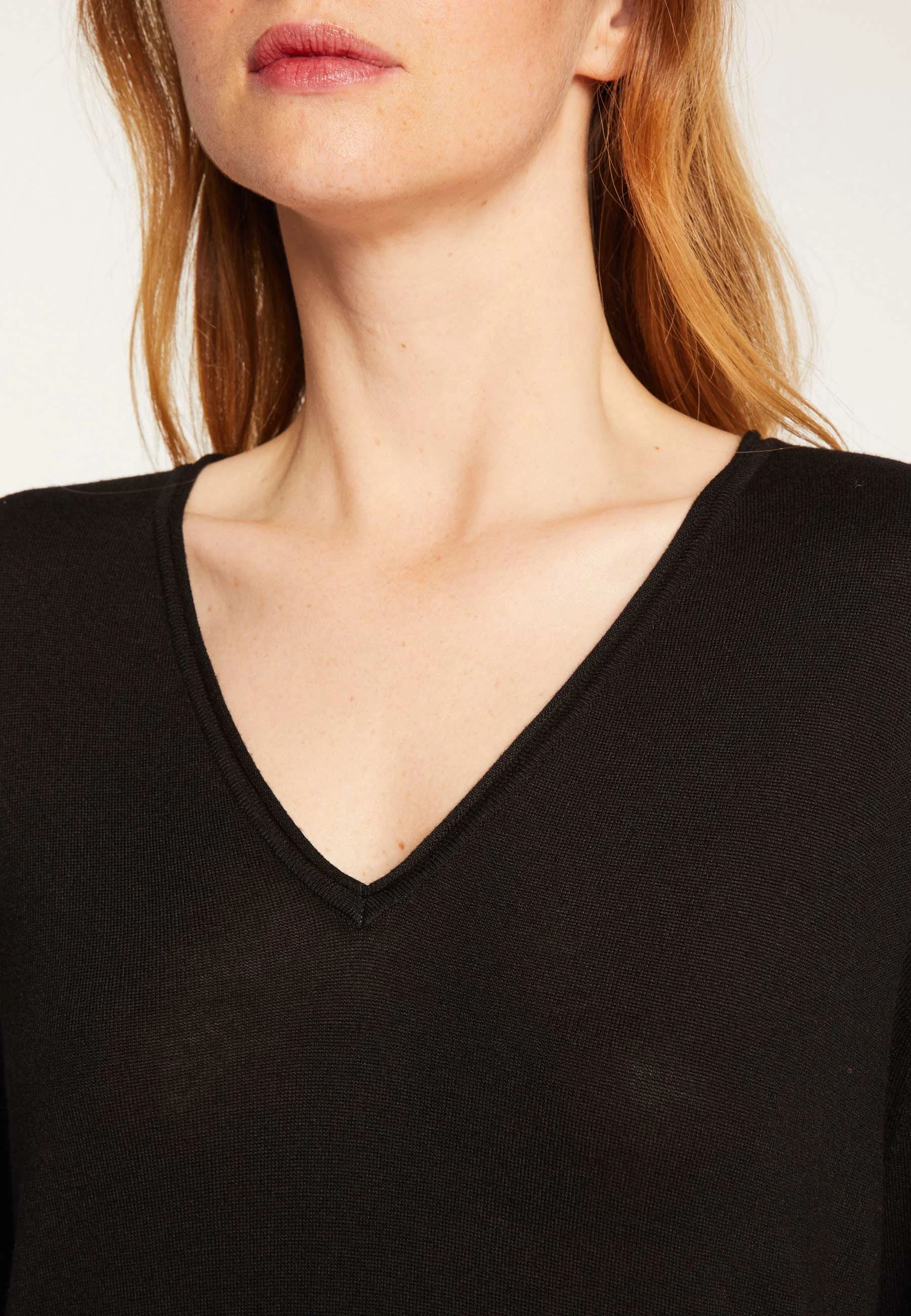 AELINEAH24 - T-shirt col v en fibre de bambou cachemire | Noir