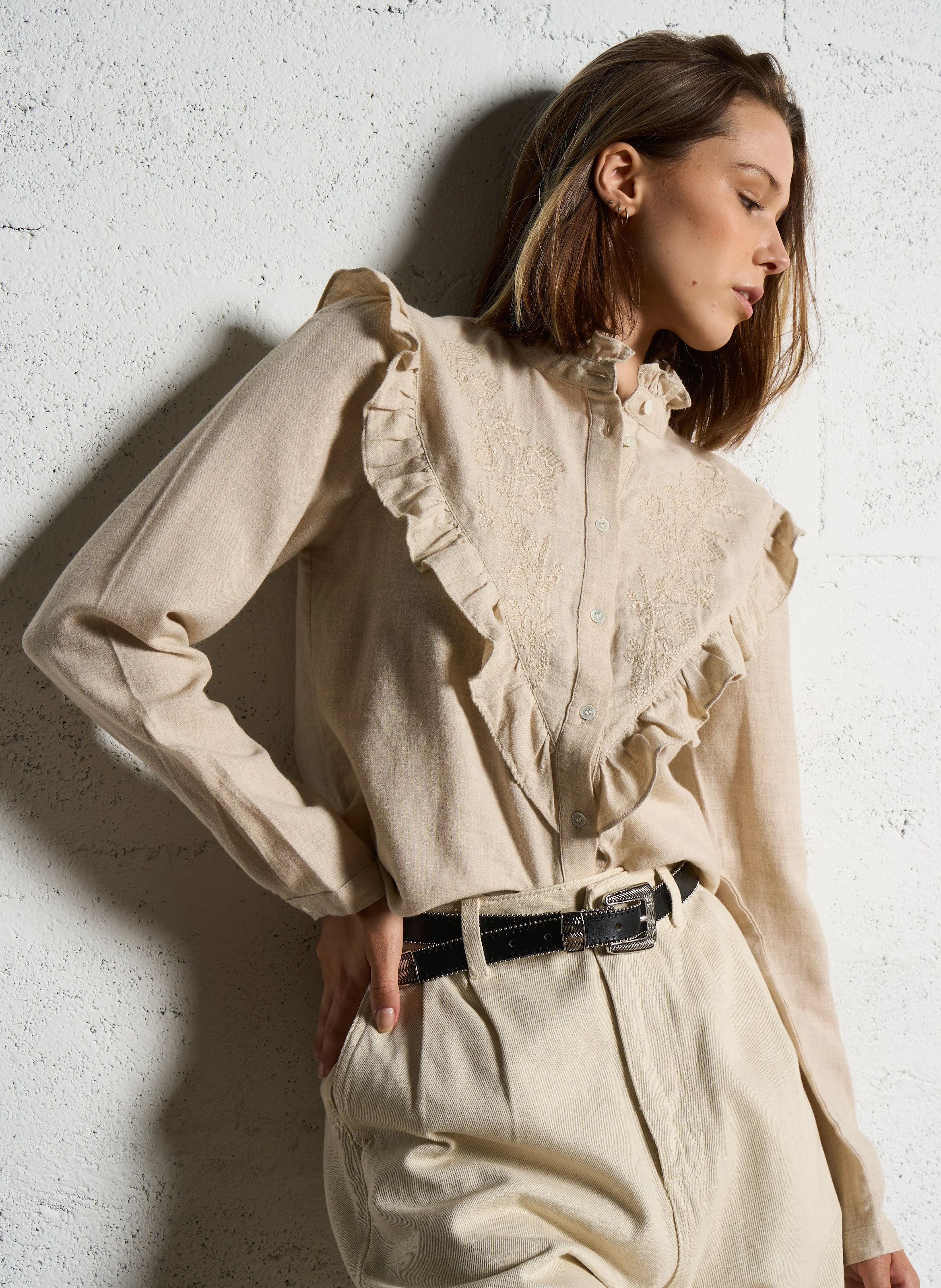 NOELINE - Blouse col montant volanté en coton mélangé | Beige