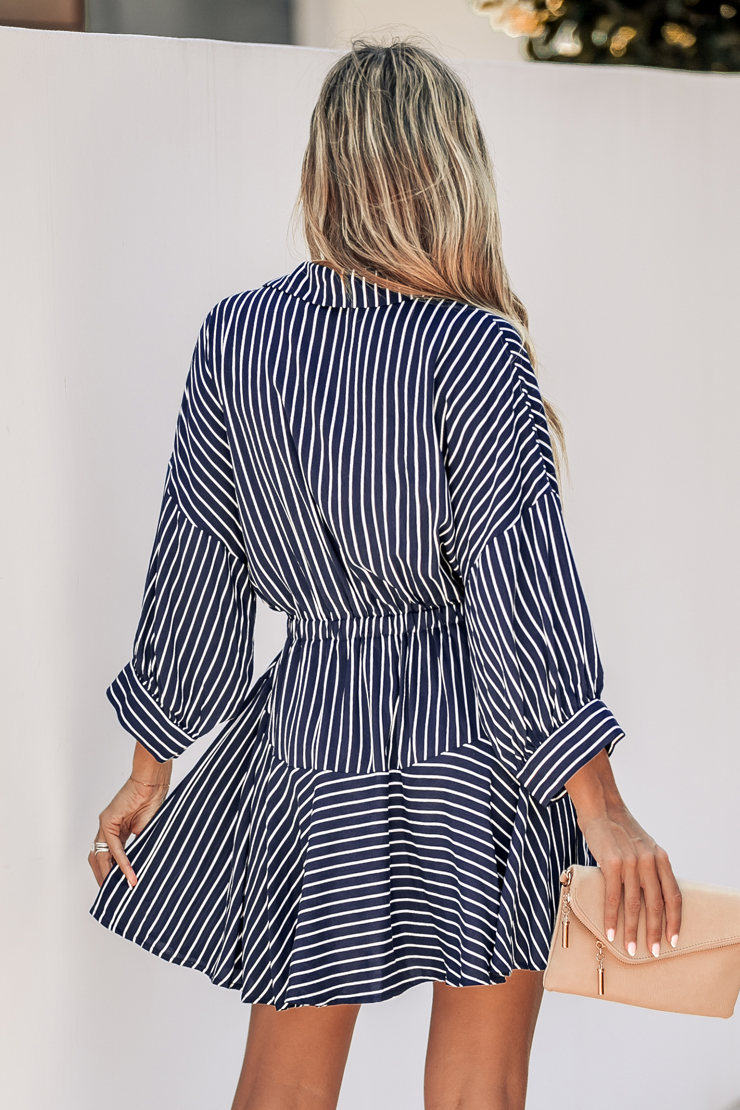 Robe mini à rayures avec boutons et cordon à la taille