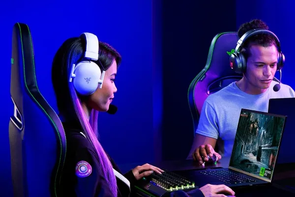 [OUTLET] - Razer BlackShark V2 PRO - 2023 Edition - headset - fuld størrelse - Bluetooth/2,4 GHz radiofrekvens - trådløs - støjisolerende - hvid