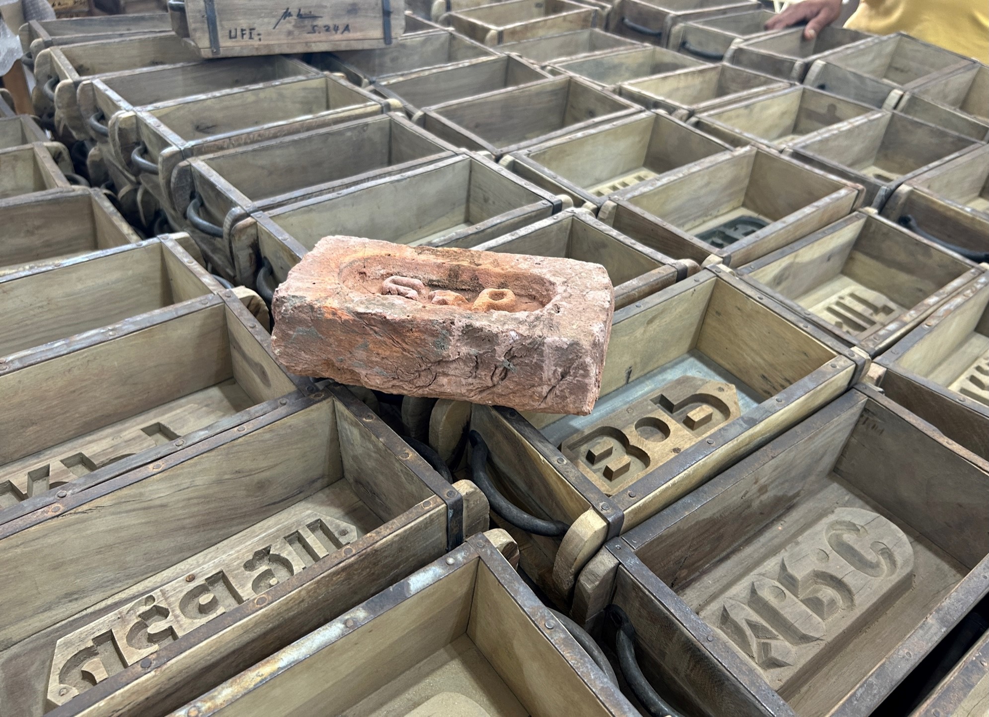 Alte Backsteinformen aus Holz, B 32 cm, H 9 cm, T 15 cm von fischer's lagerhaus