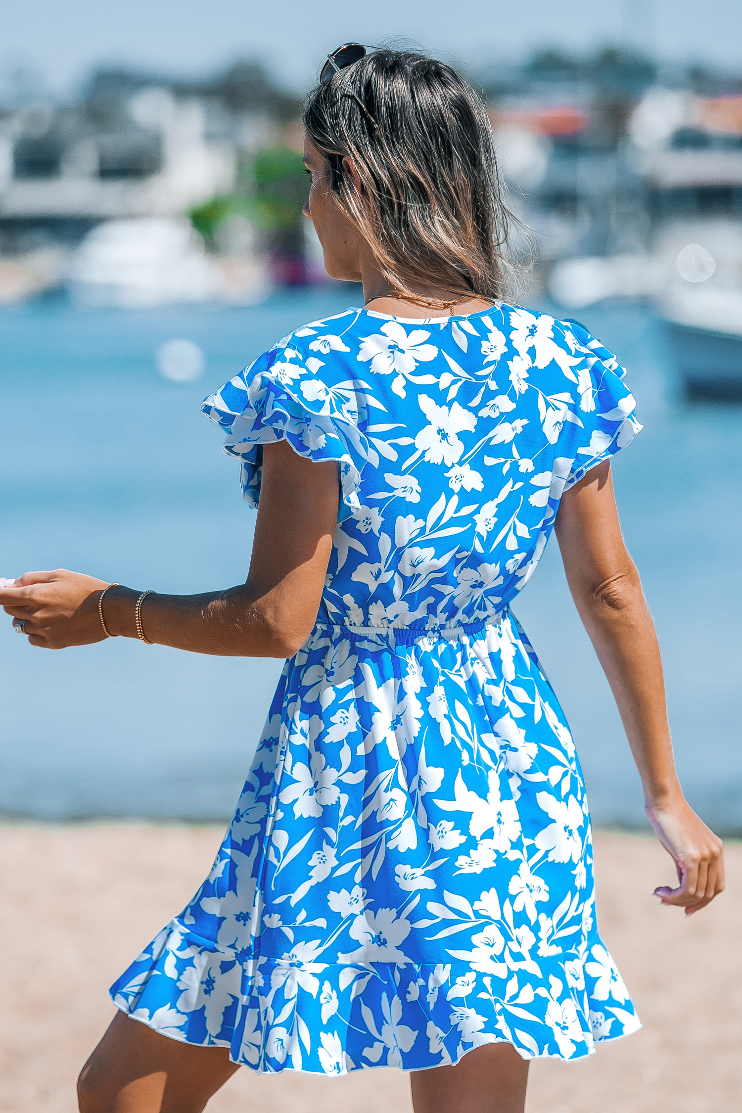 Robe mini avec manches à volants superposés et fleurs bleue