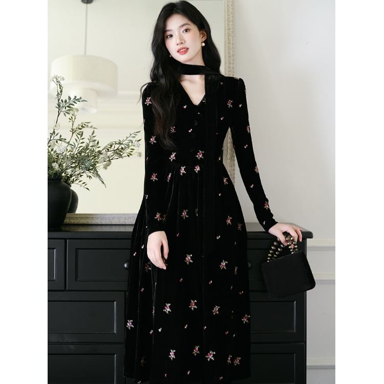 Nebbia - Set: Maxi-A-lijn jurk met lange mouwen, V-hals, geborduurde bloemen en fluweel + skinny sjaal