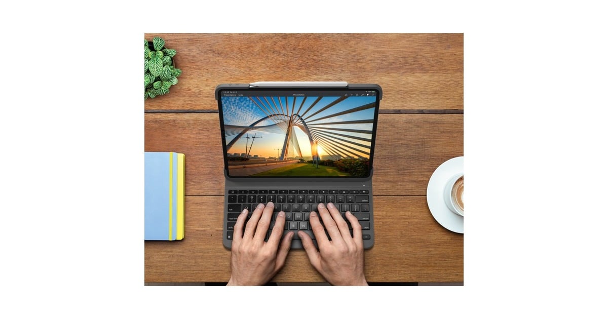 LogitechSlim Folio Pro for iPad Pro 11-inch (1st and 2nd gen) tablethoes  (Zwart, QWERTY - UK layout)