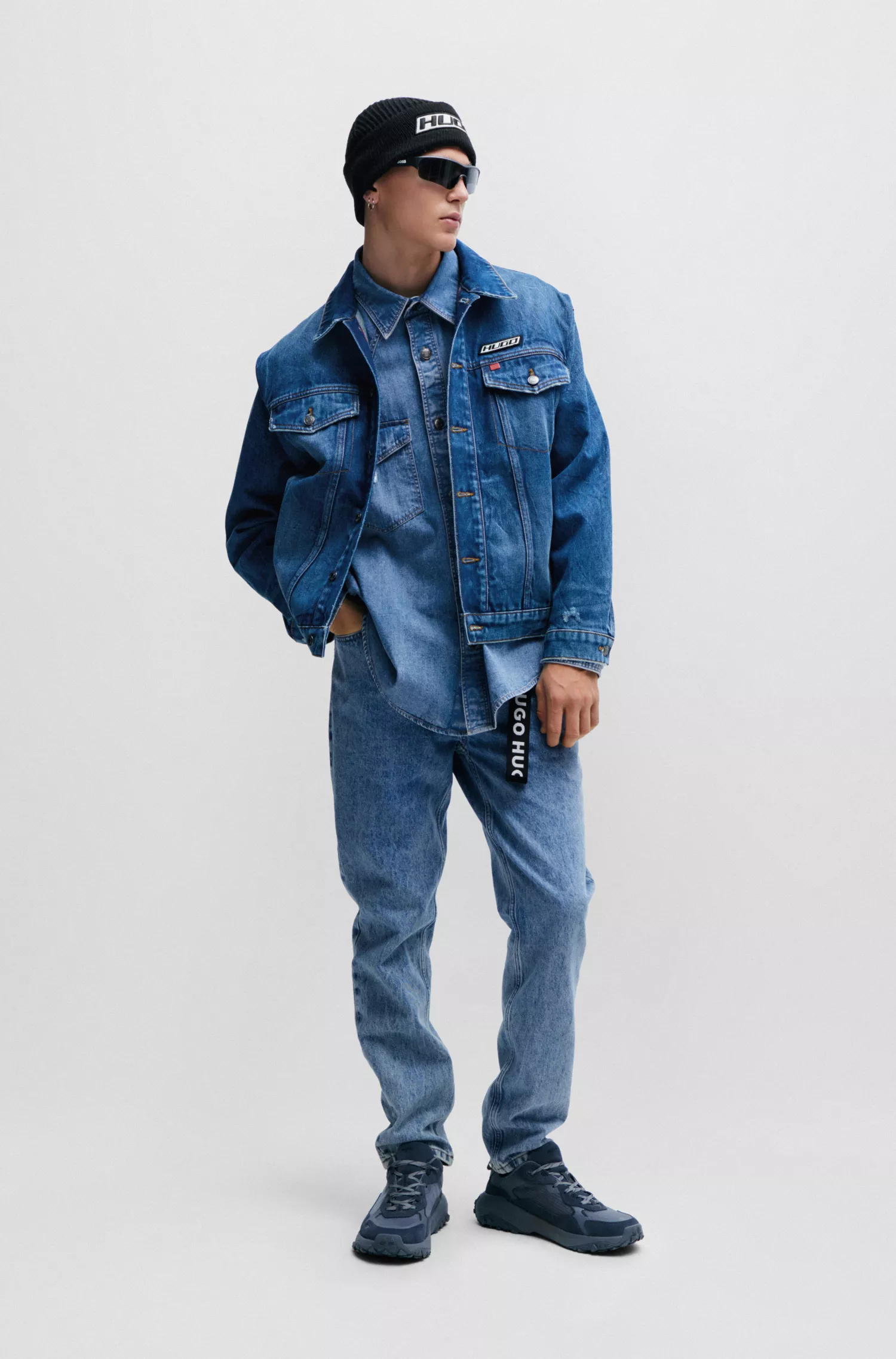 Camisa jeans HUGO vermelha, de modelagem oversized, com bolsos de aba no peito.