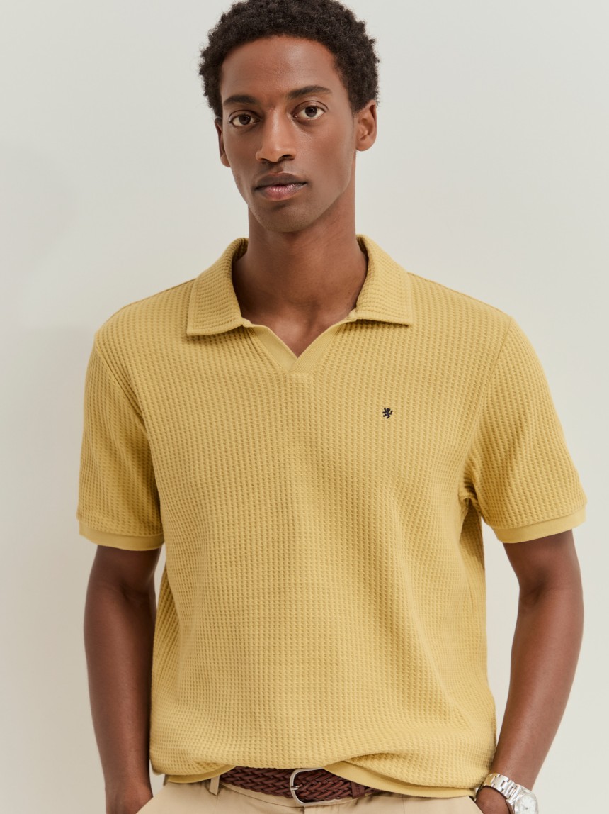 Polo de malha em algodão com textura waffle