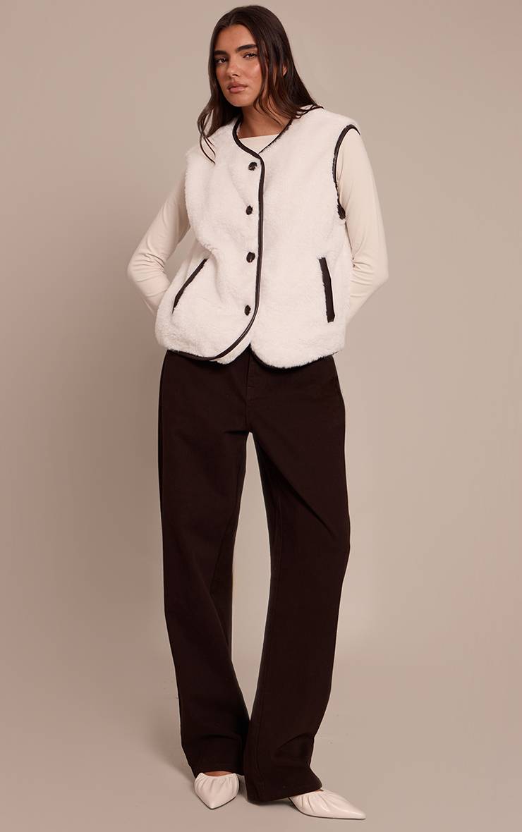 Crème Gilet En Imitation Mouton Retourné Avec Finitions Synthétiquecuir