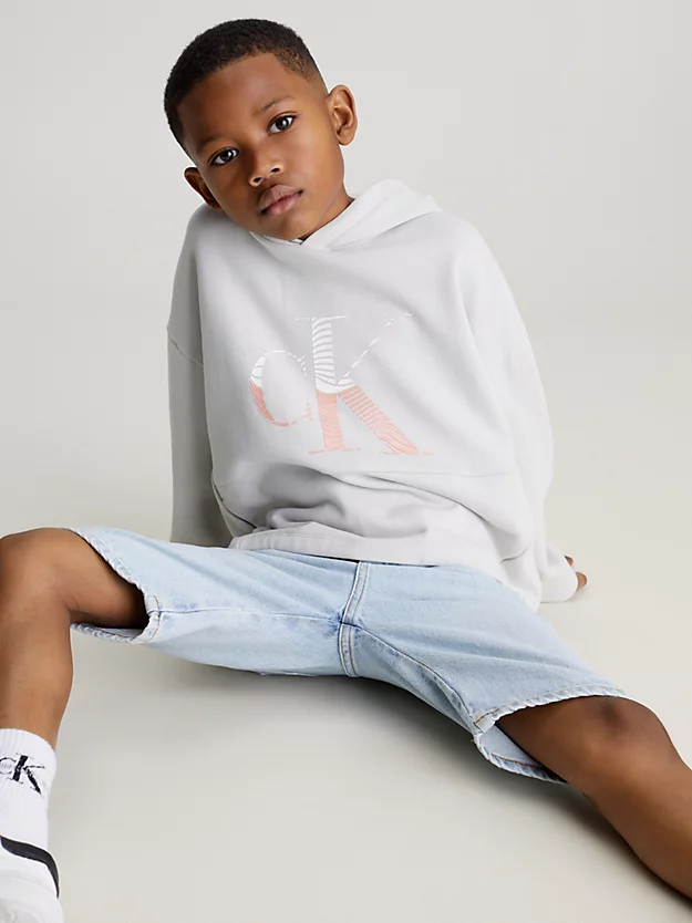Moletom infantil com capuz e estampa monogramada, modelagem folgada.