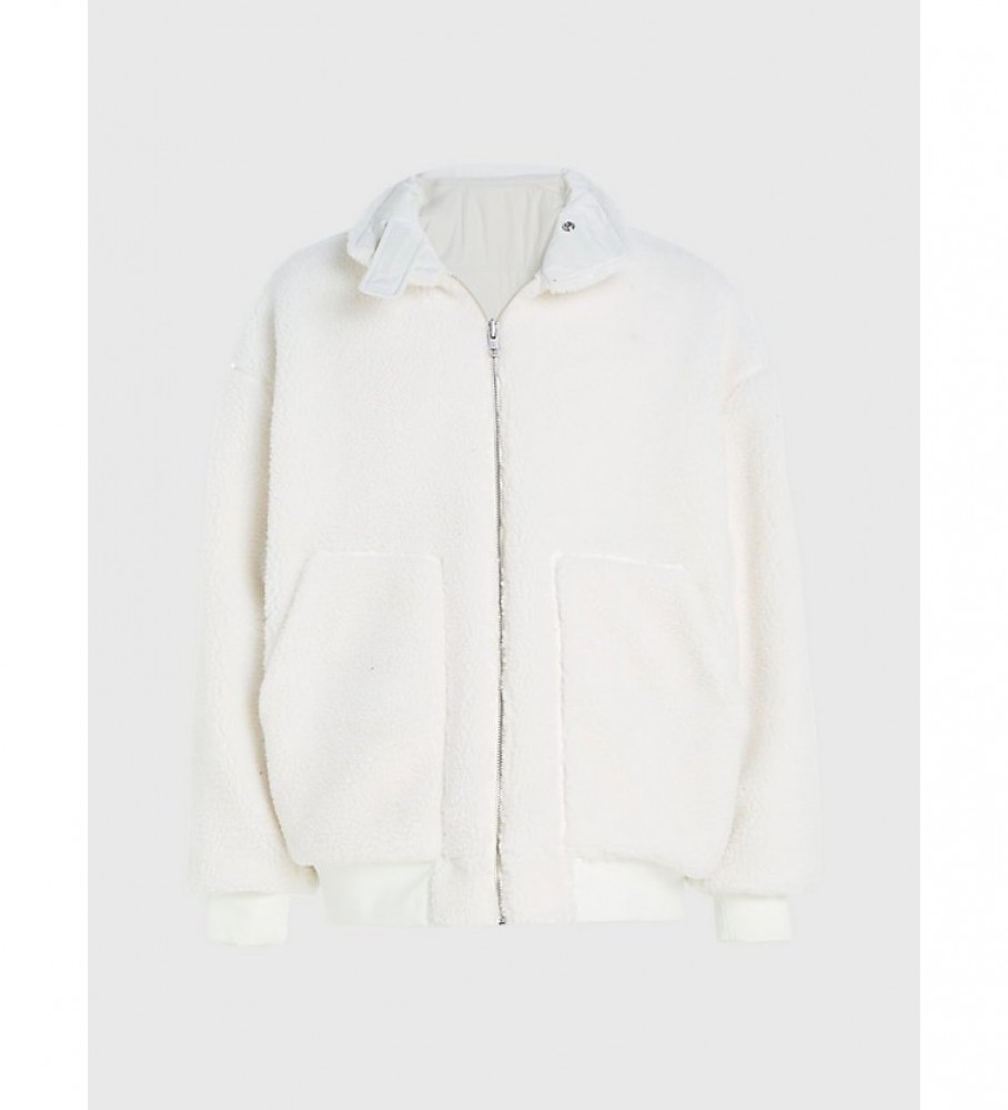 Jaqueta bomber reversível de sherpa e pele sintética da Calvin Klein Jeans, branca.