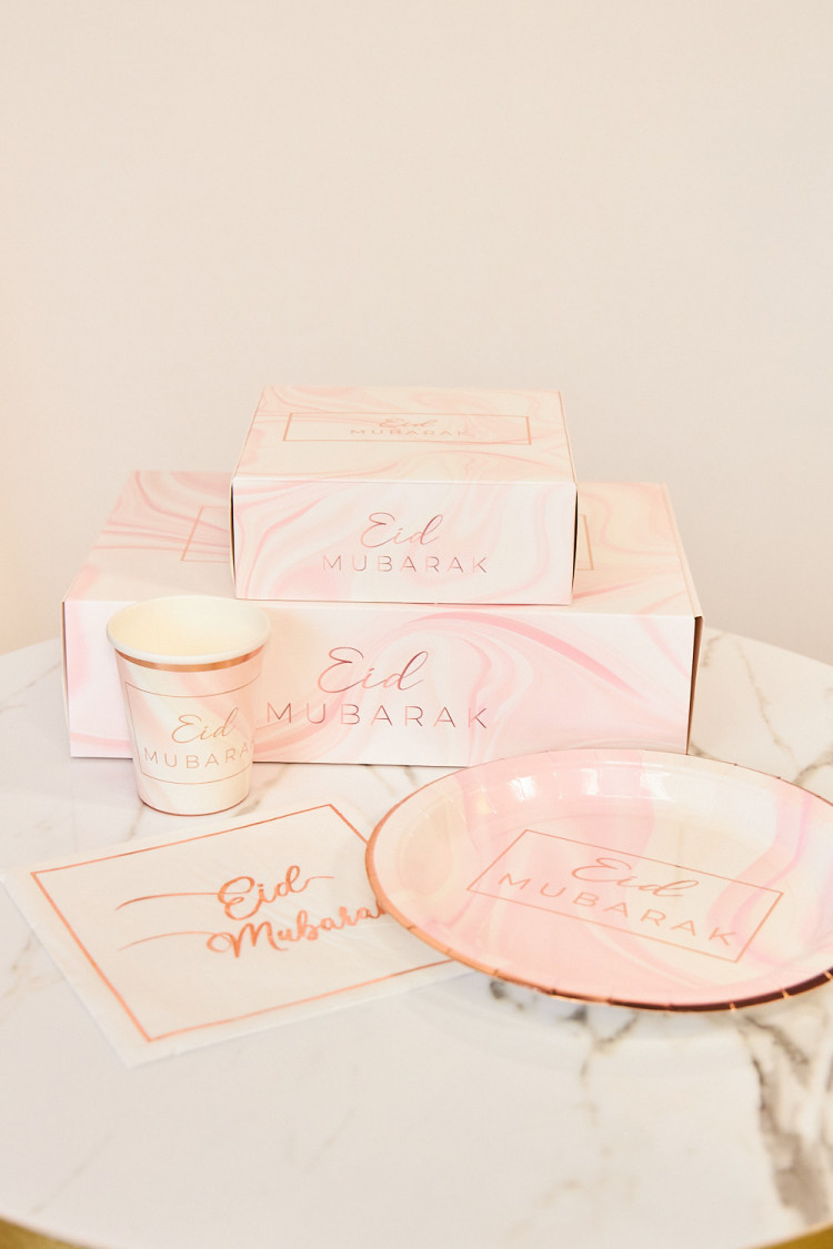 Set de table rose pour 6 personnes, boites cadeaux, assiettes, gobelets, serviettes