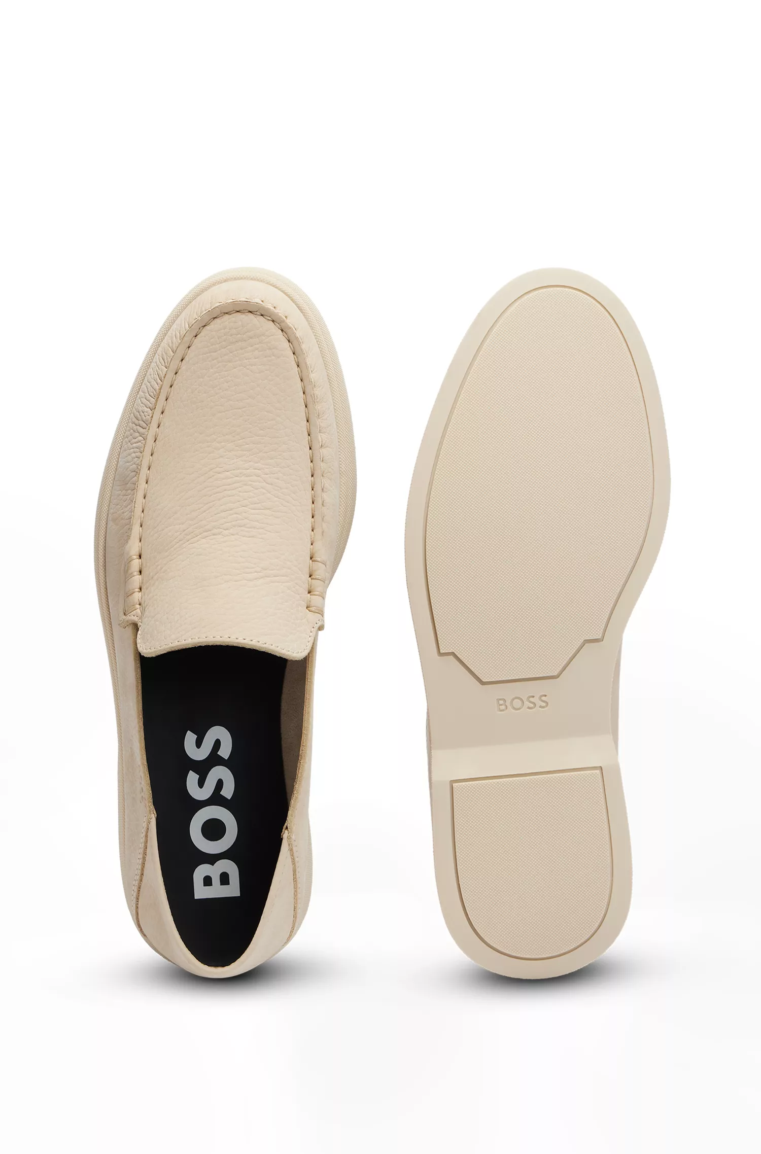Mocassins BOSS em camurça preta com logotipo em relevo e biqueira reforçada.