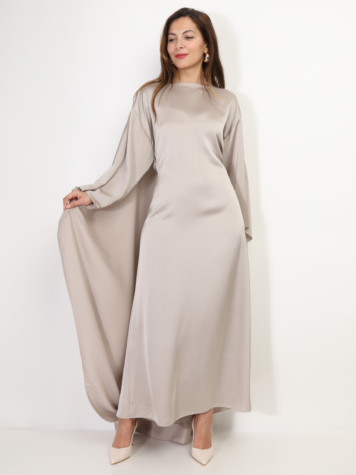 Robe cape satinée et ceinturée- Beige