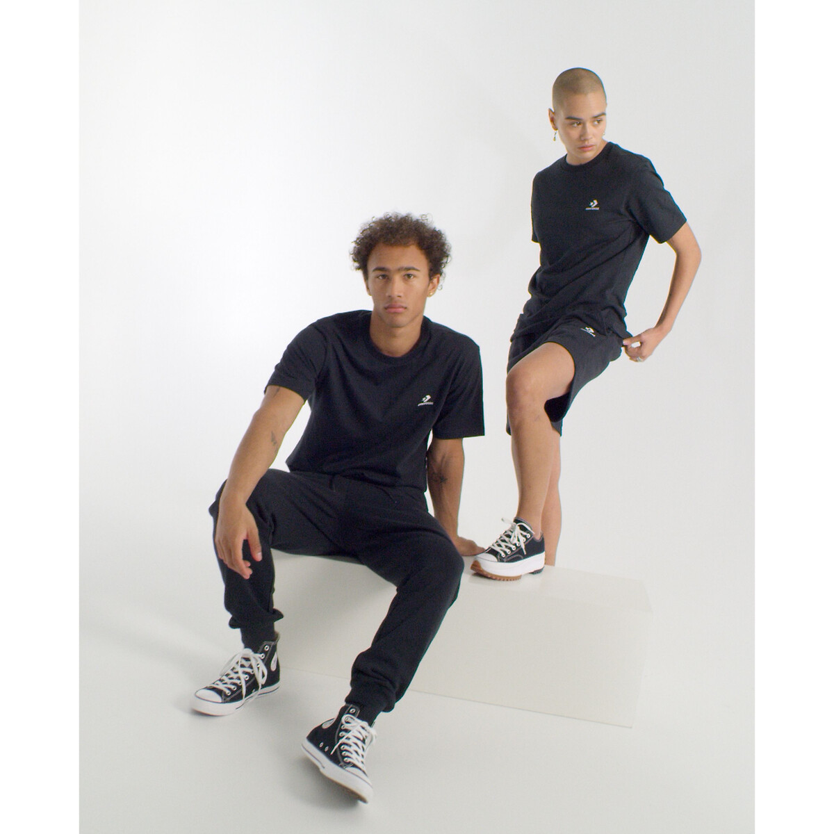 CONVERSE<br>Camiseta unissex, manga curta, com estampa de estrela e chevron