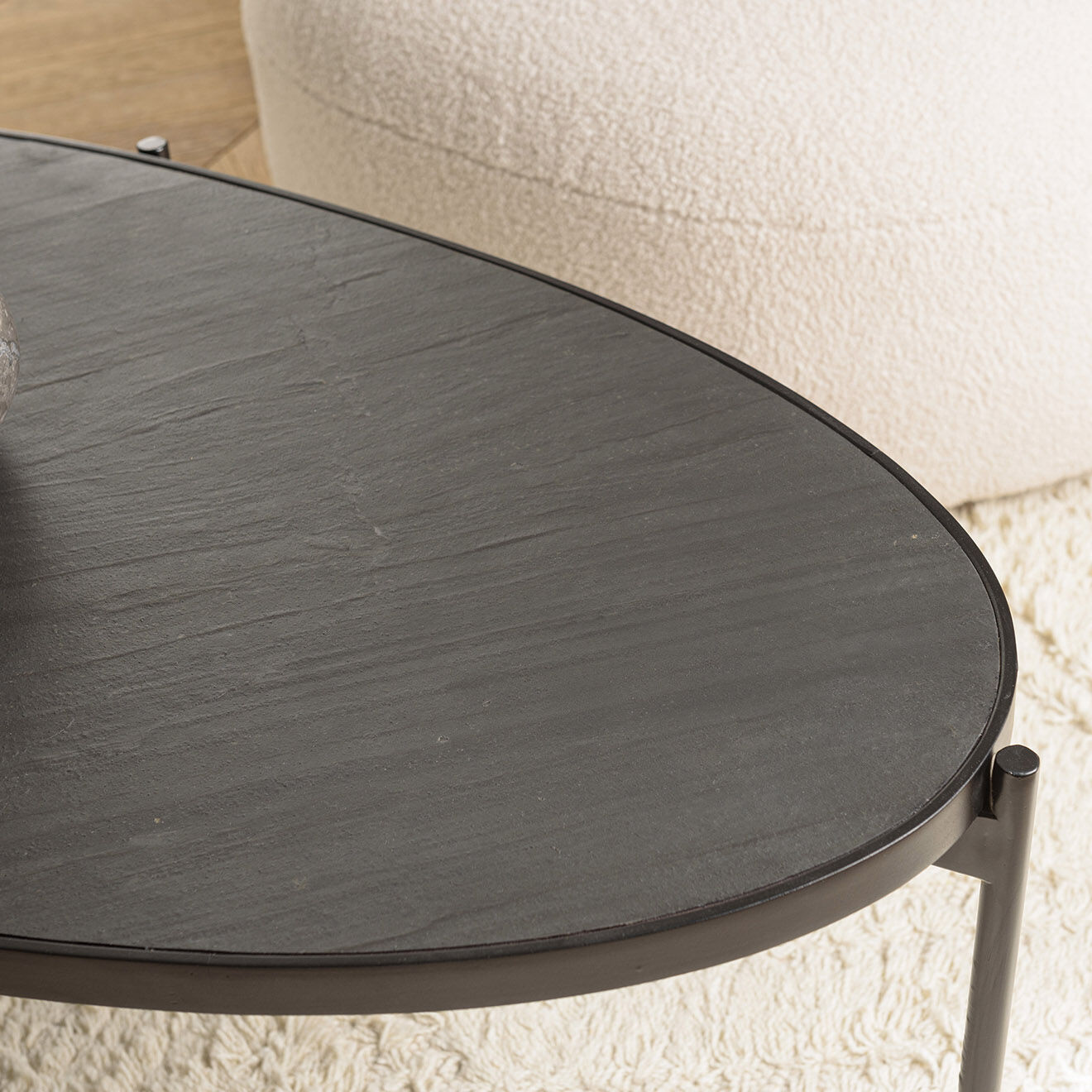 Macabane Table basse ovale effet pierre pieds métal Basile noire - 131x65x40 cm