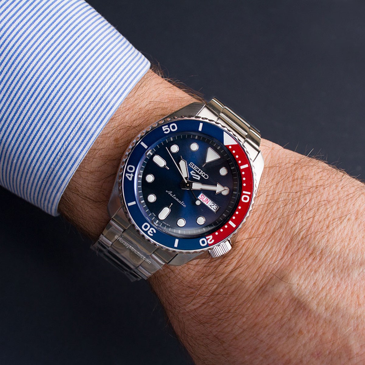 Montre Seiko 5 sport automatique acier 3 aiguilleslunette bleue et rouge